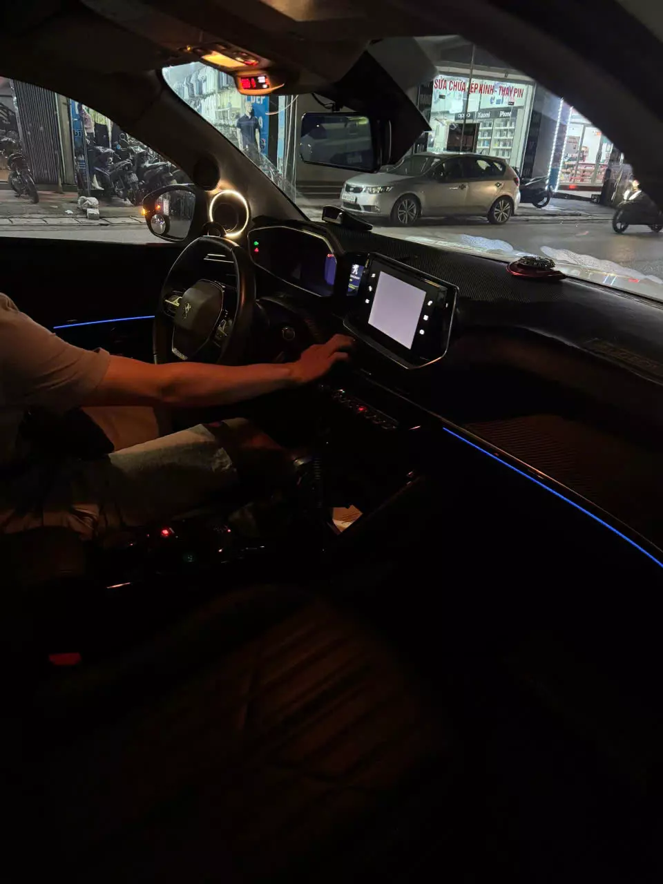 Bán Peugeot 2008 GT line , xe mầu trắng nguyên bản mới 90% , odo 4 vạn chuẩn  + Đã độ loa và đèn led -2