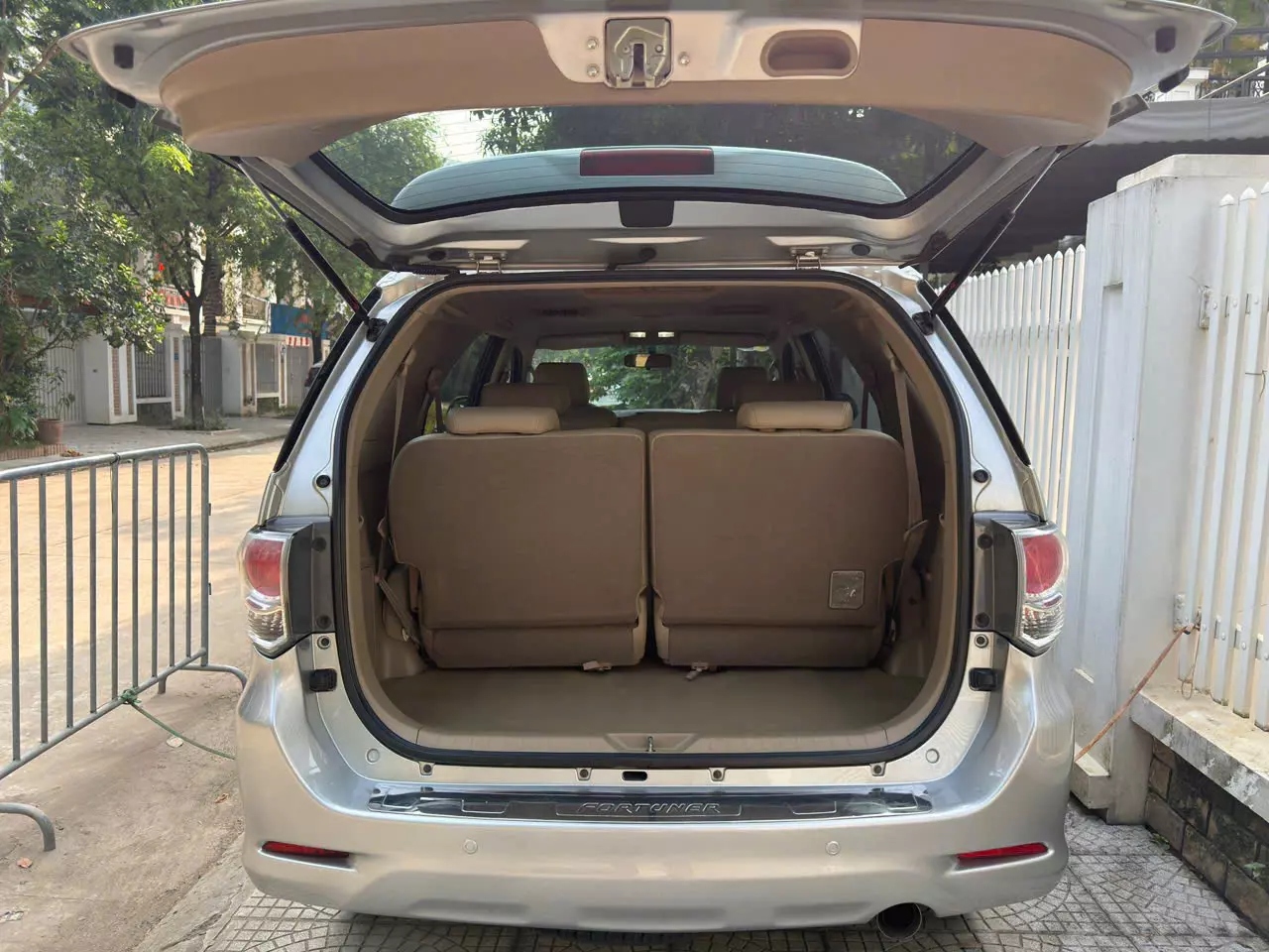 Hà Nội, Vinsmart Tây Mỗ, bán Toyota Fortuner V 2.7, 15V km, số tự động, Xăng 1 cầu, màu bạc, 2014.-1