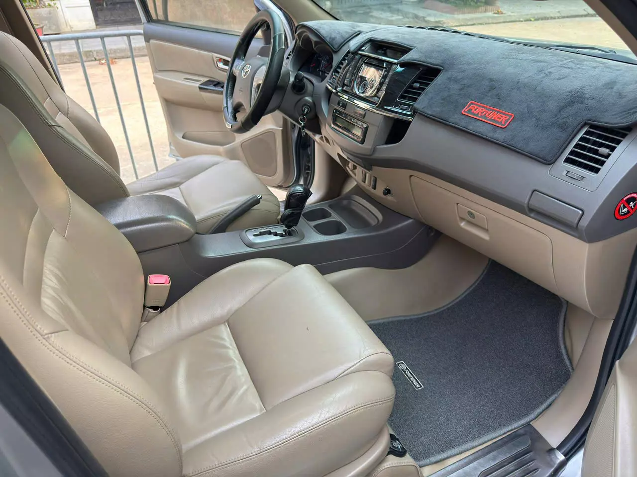 Hà Nội, Vinsmart Tây Mỗ, bán Toyota Fortuner V 2.7, 15V km, số tự động, Xăng 1 cầu, màu bạc, 2014.-5