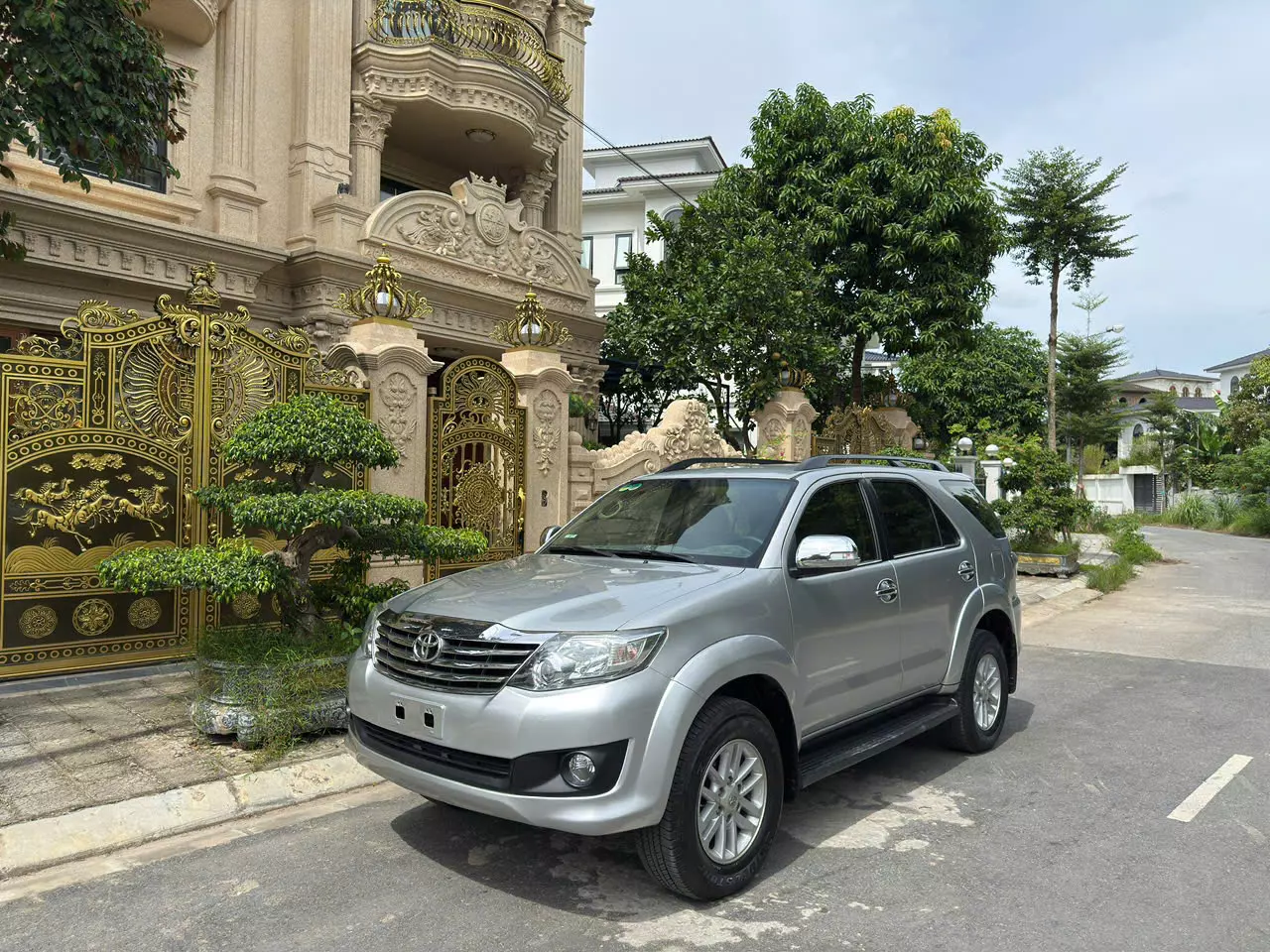 Hà Nội, Vinsmart Tây Mỗ, bán Toyota Fortuner V 2.7, 15V km, số tự động, Xăng 1 cầu, màu bạc, 2014.-4