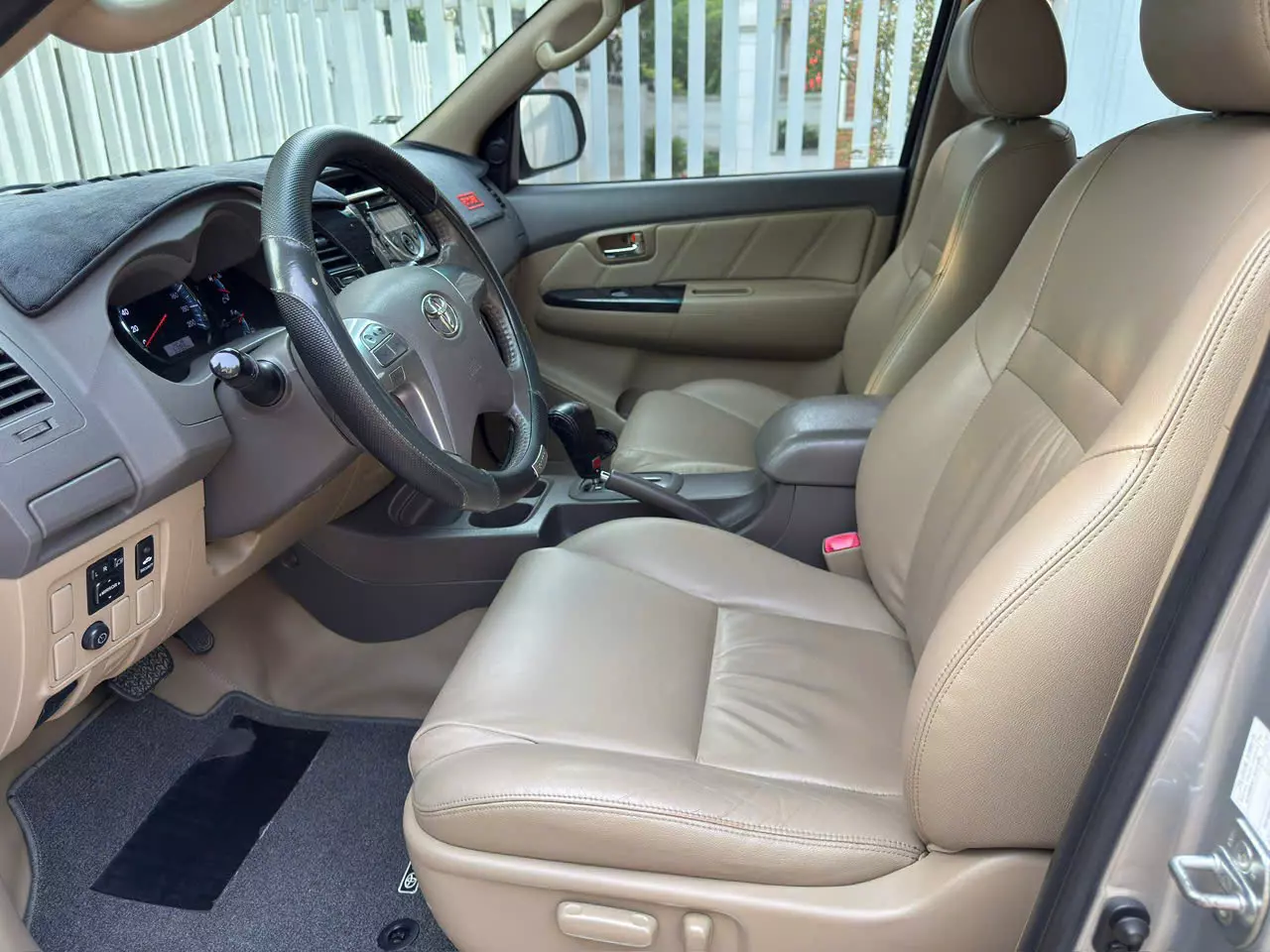 Hà Nội, Vinsmart Tây Mỗ, bán Toyota Fortuner V 2.7, 15V km, số tự động, Xăng 1 cầu, màu bạc, 2014.-3