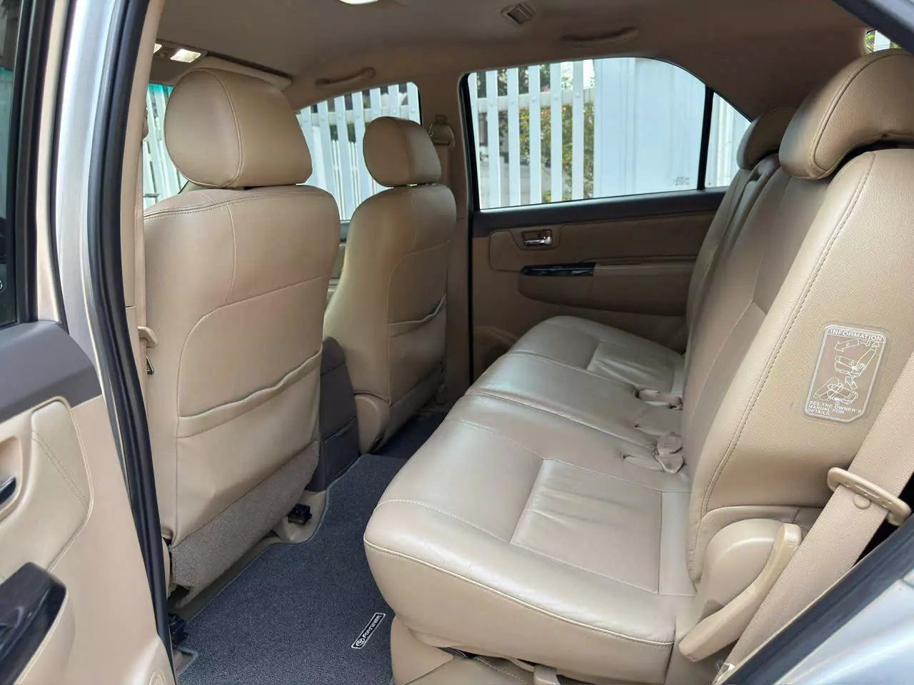 Hà Nội, Vinsmart Tây Mỗ, bán Toyota Fortuner V 2.7, 15V km, số tự động, Xăng 1 cầu, màu bạc, 2014.-9