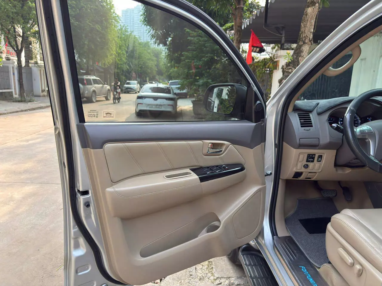 Hà Nội, Vinsmart Tây Mỗ, bán Toyota Fortuner V 2.7, 15V km, số tự động, Xăng 1 cầu, màu bạc, 2014.-7