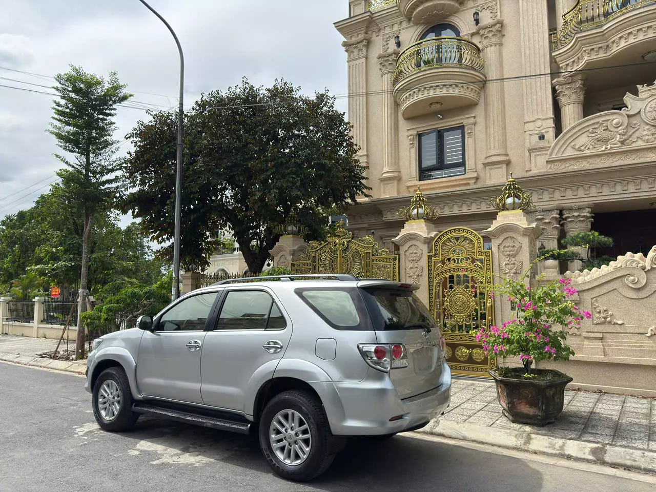 Hà Nội, Vinsmart Tây Mỗ, bán Toyota Fortuner V 2.7, 15V km, số tự động, Xăng 1 cầu, màu bạc, 2014.-6