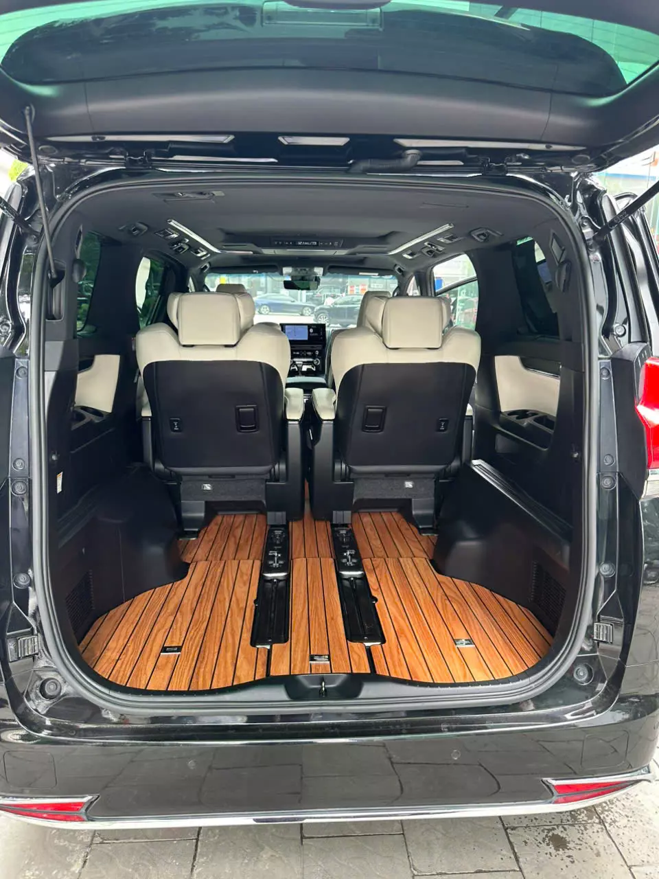 Bán xe Lexus LM350 sản xuất năm 2021 màu đen nội thất kem, xe nhập chính hãng từ đầu,-2