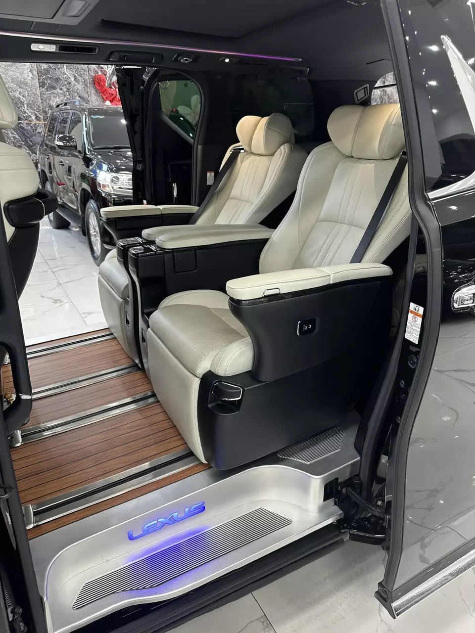 Bán xe Lexus LM350 sản xuất năm 2021 màu đen nội thất kem, xe nhập chính hãng từ đầu,-4