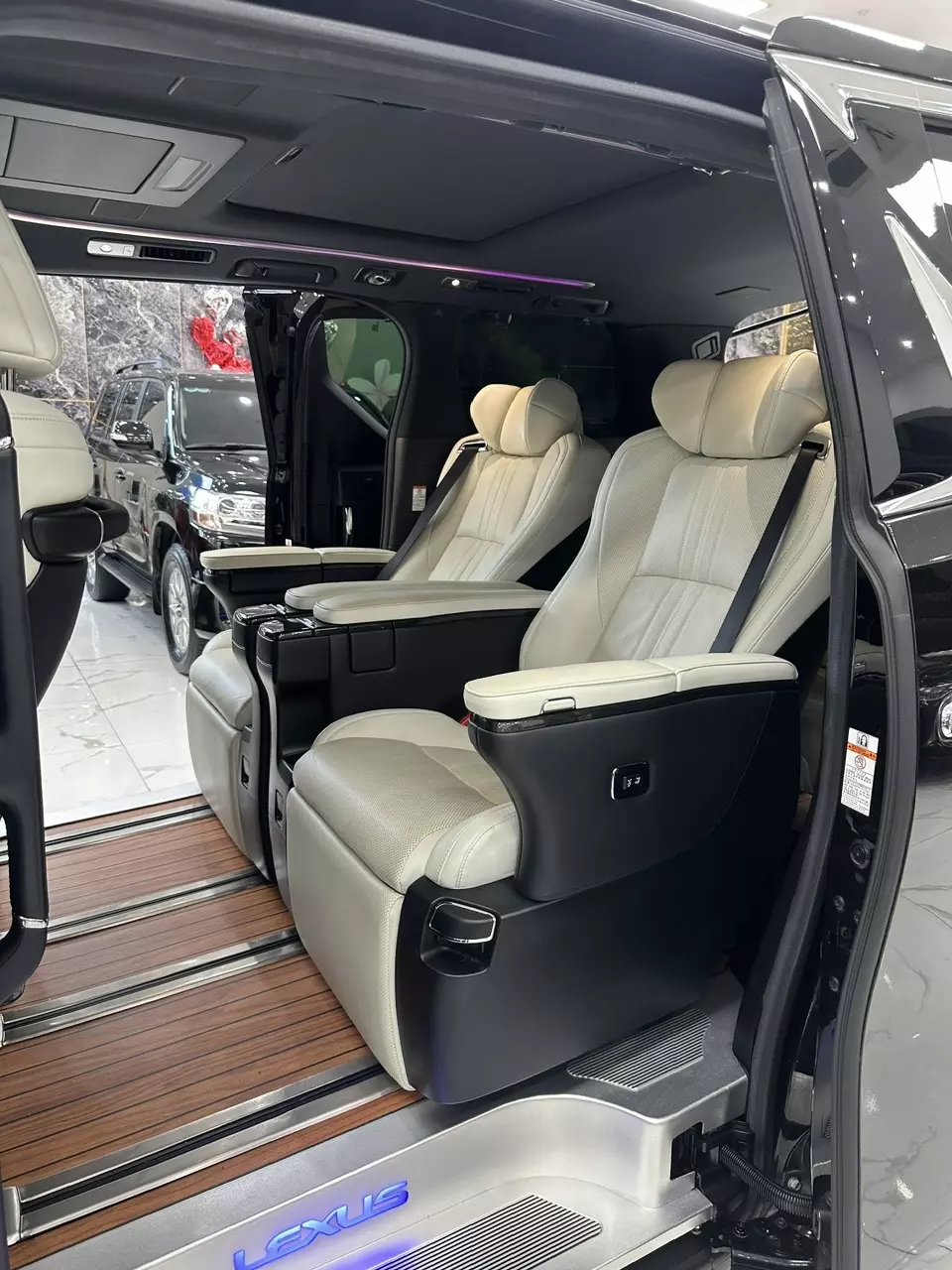 Bán xe Lexus LM350 sản xuất năm 2021 màu đen nội thất kem, xe nhập chính hãng từ đầu,-5