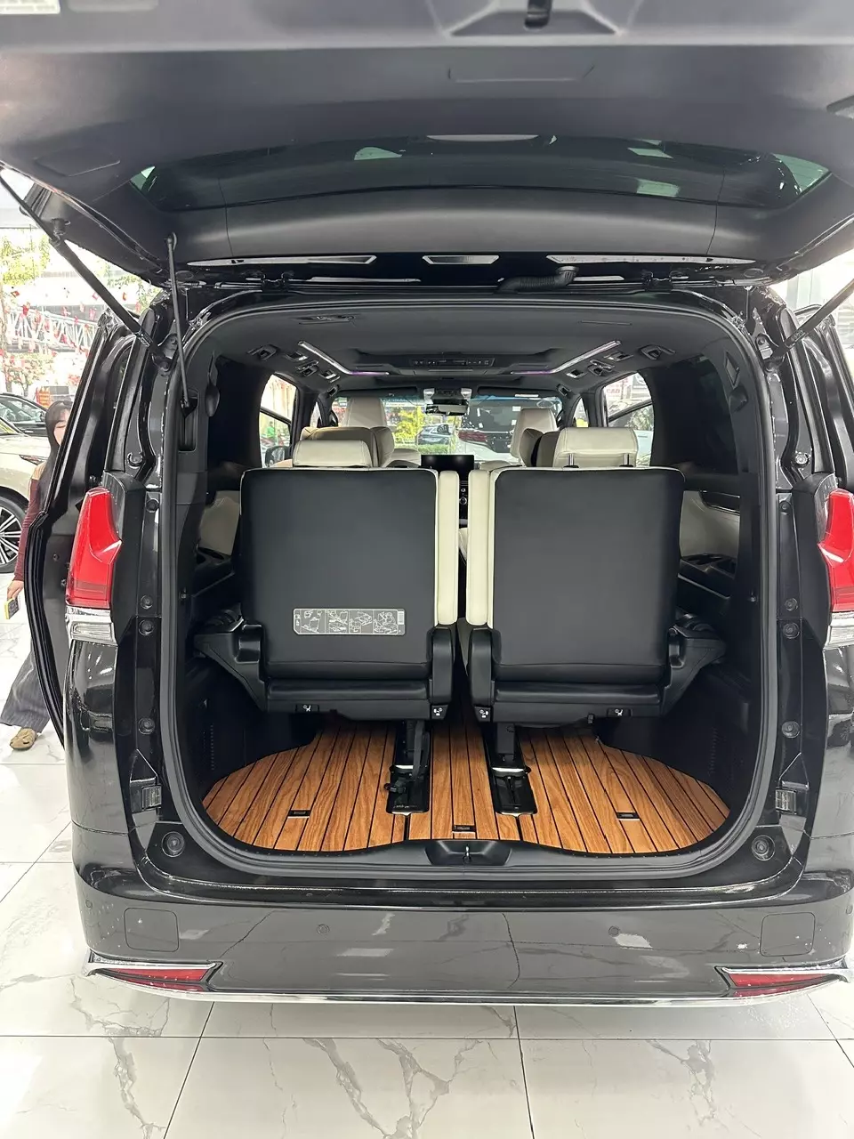 Bán xe Lexus LM350 sản xuất năm 2021 màu đen nội thất kem, xe nhập chính hãng từ đầu,-6