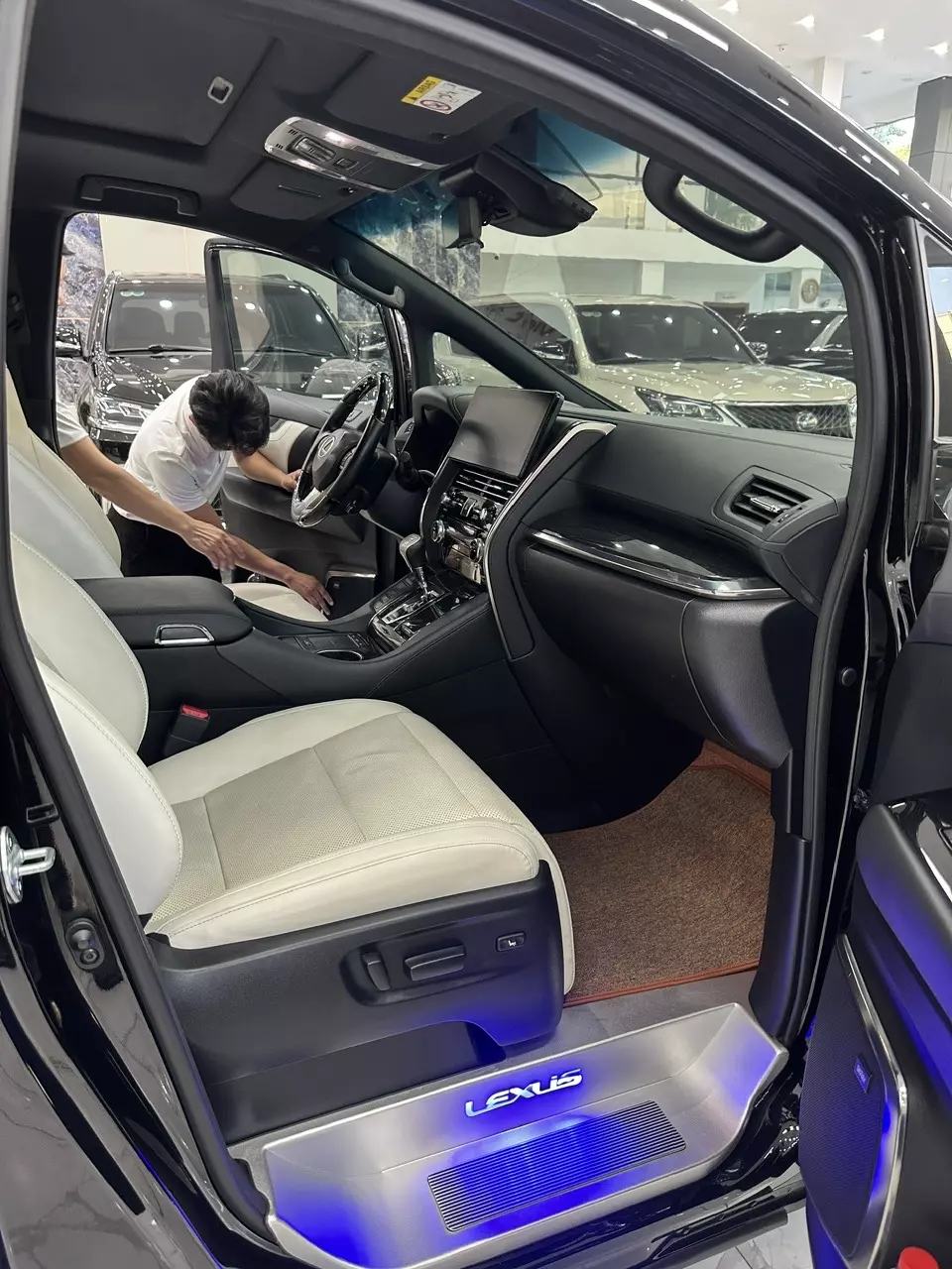 Bán xe Lexus LM350 sản xuất năm 2021 màu đen nội thất kem, xe nhập chính hãng từ đầu,-7