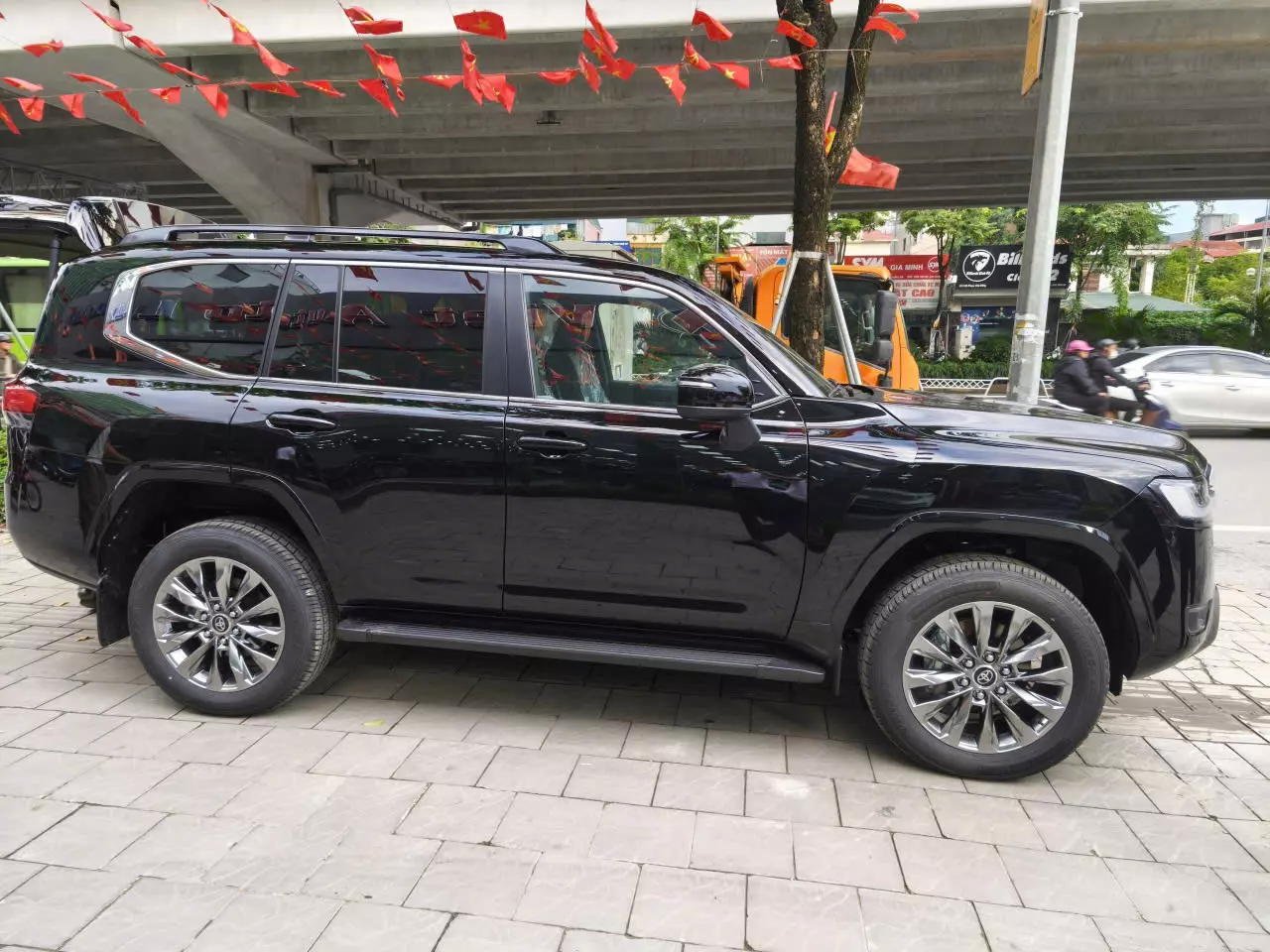 Toyota Land Cruiser LC300 Đen nt đen  2025 Mới 100%, xe em đang có sẵn,-2