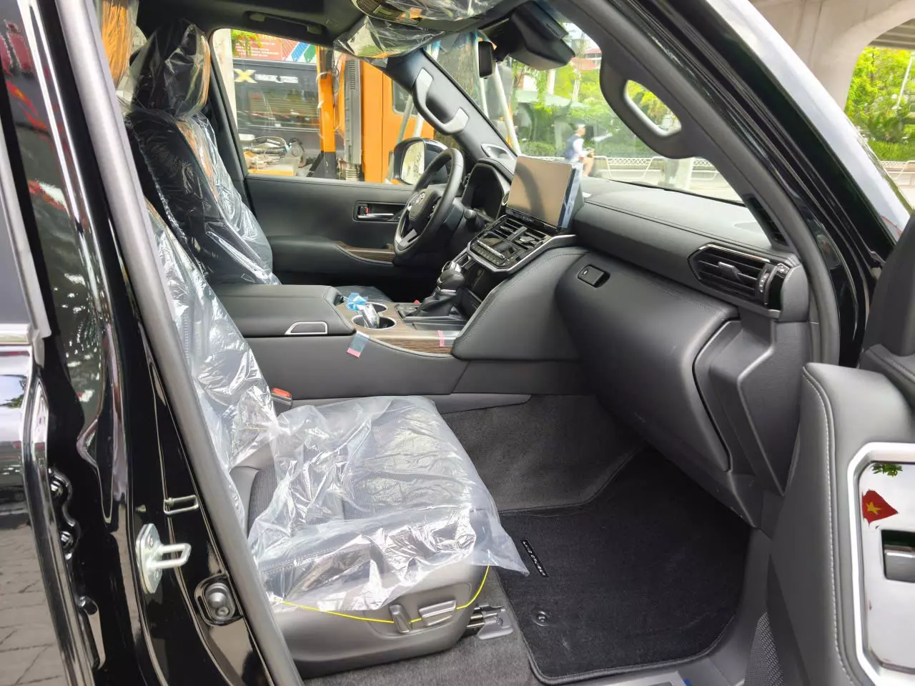 Toyota Land Cruiser LC300 Đen nt đen  2025 Mới 100%, xe em đang có sẵn,-5