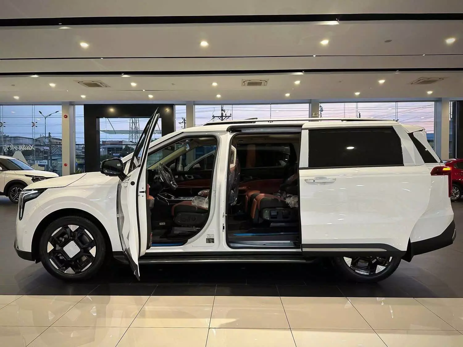 Kia Carnival 2.2D Signature 2025 – Màu Trắng Ngọc Trai-1