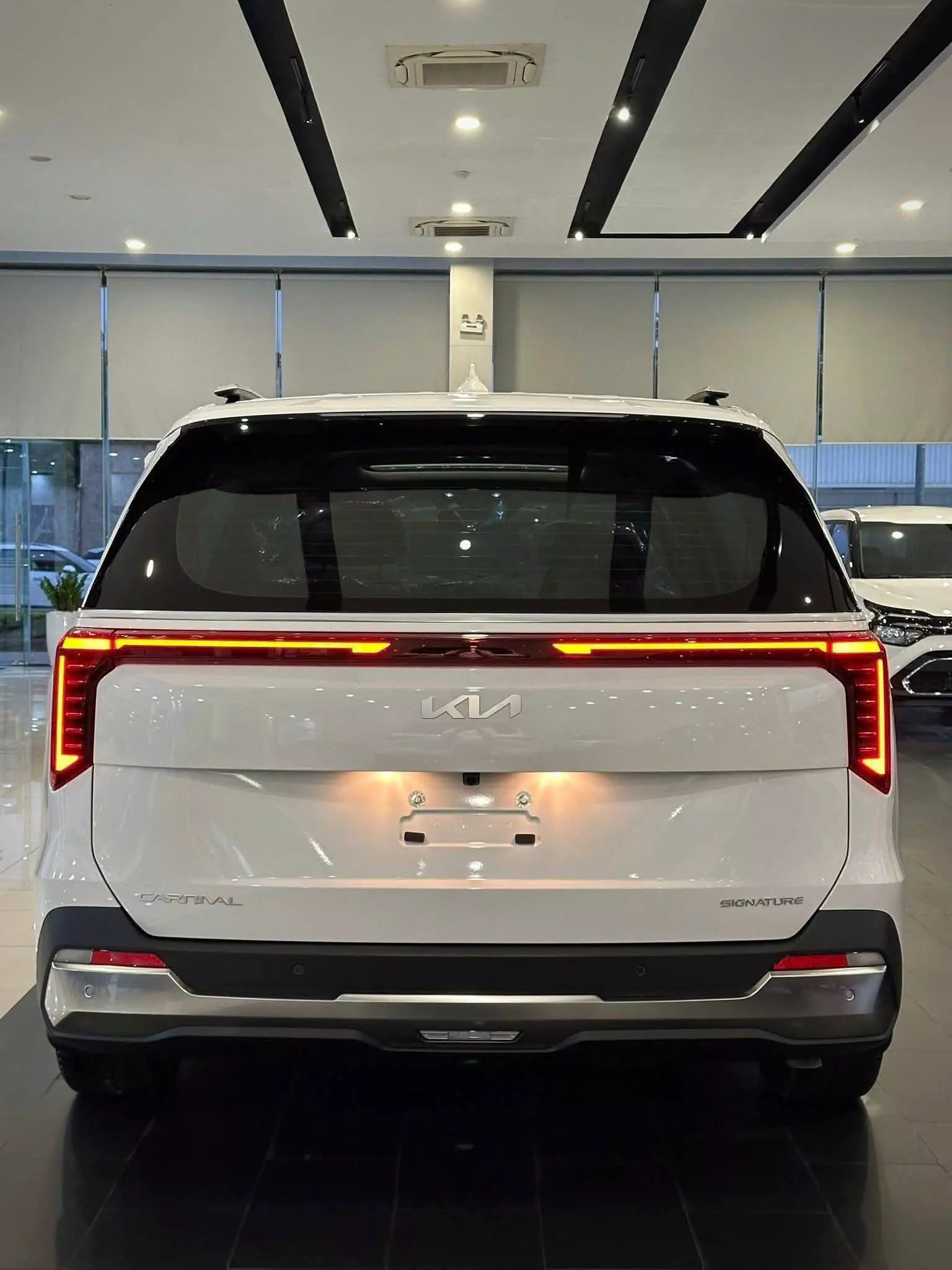 Kia Carnival 2.2D Signature 2025 – Màu Trắng Ngọc Trai-4