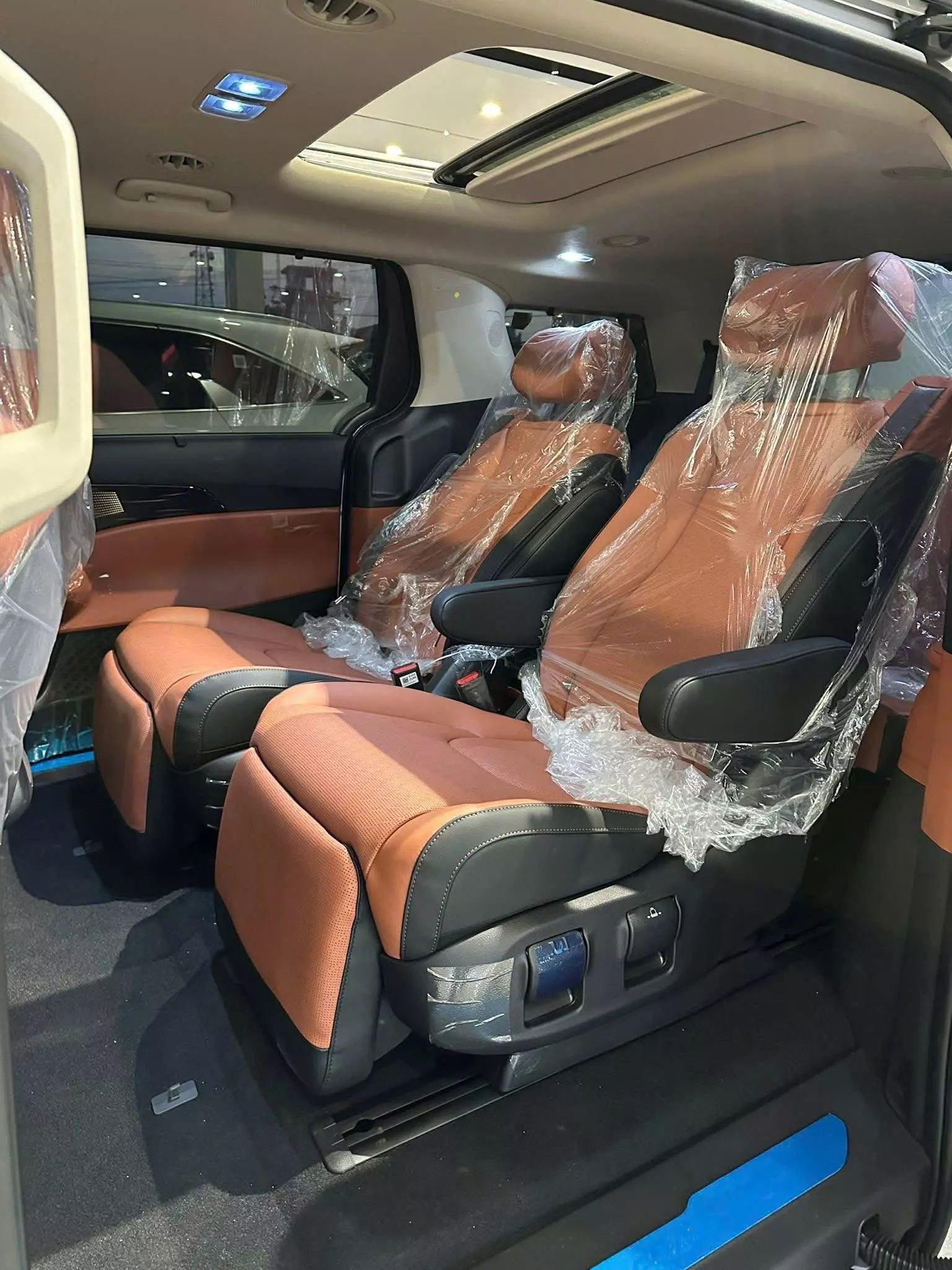 Kia Carnival 2.2D Signature 2025 – Màu Trắng Ngọc Trai-3