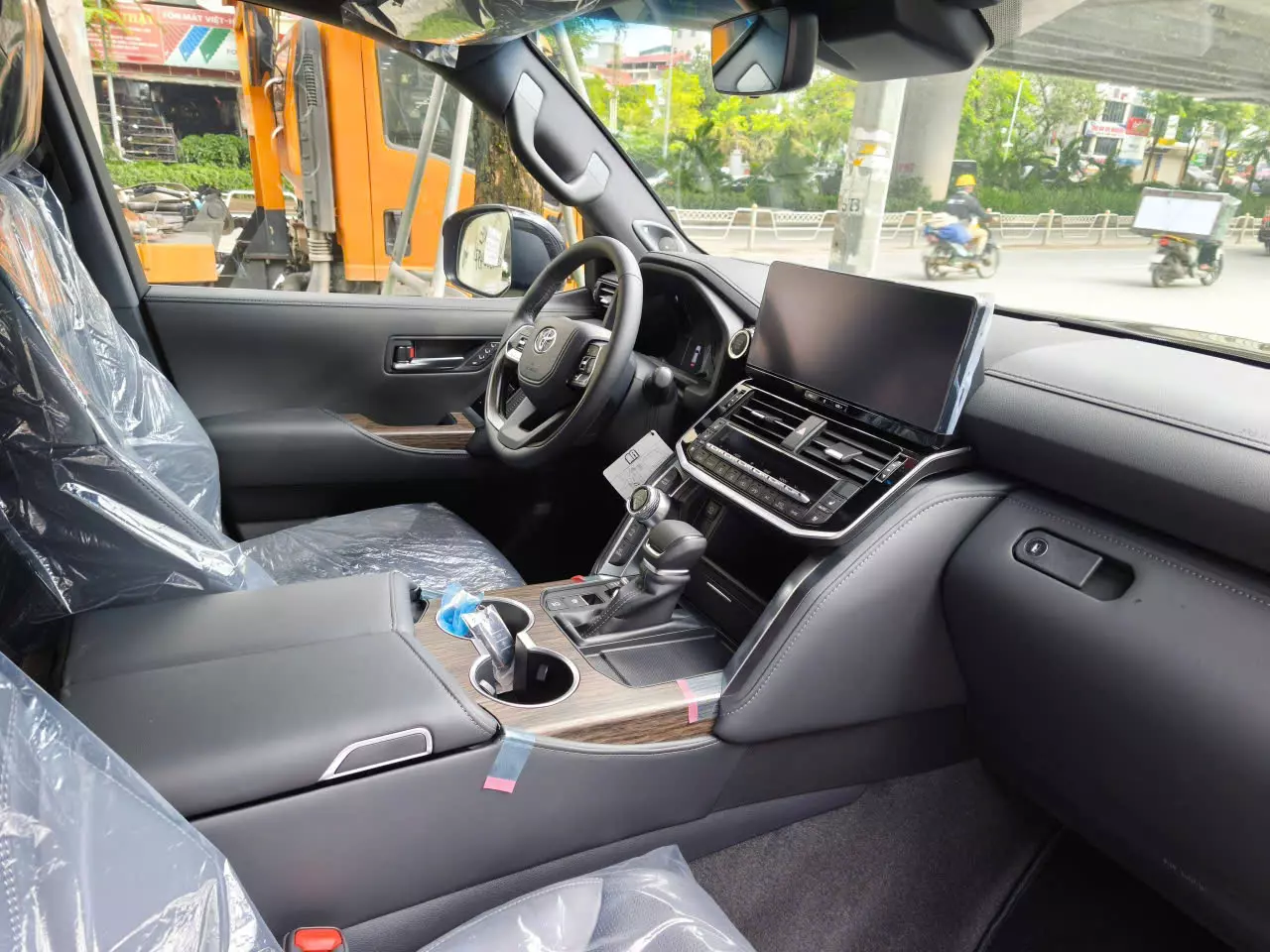 Toyota Land Cruiser LC300 New 100% Xe Có Sẵn Giao Ngay -4