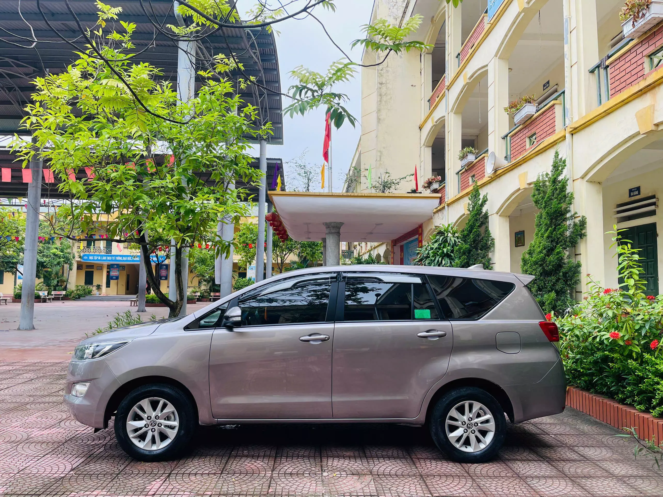 Tôi cần bán chiếc xe ô tô Toyota Innova 2.0E xe gđ sử dụng rất giữ gìn-7