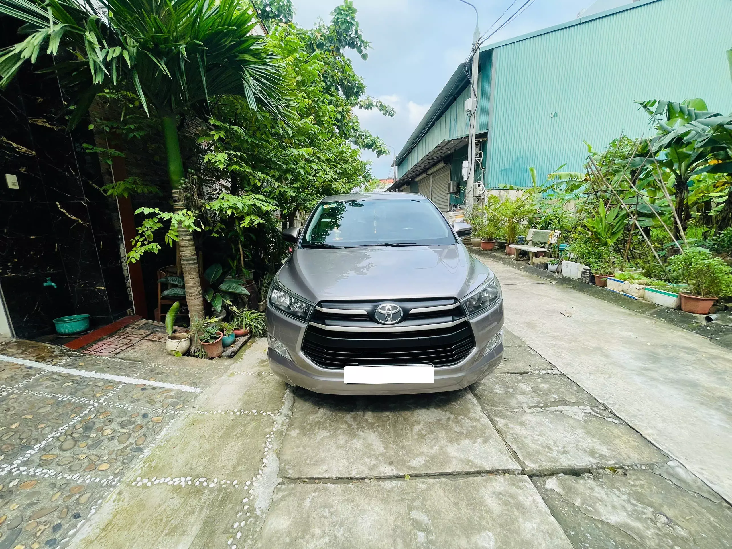 Gia đình tôi cần bán chiếc xe ô tô Toyota Innova 2.0E 2020-1