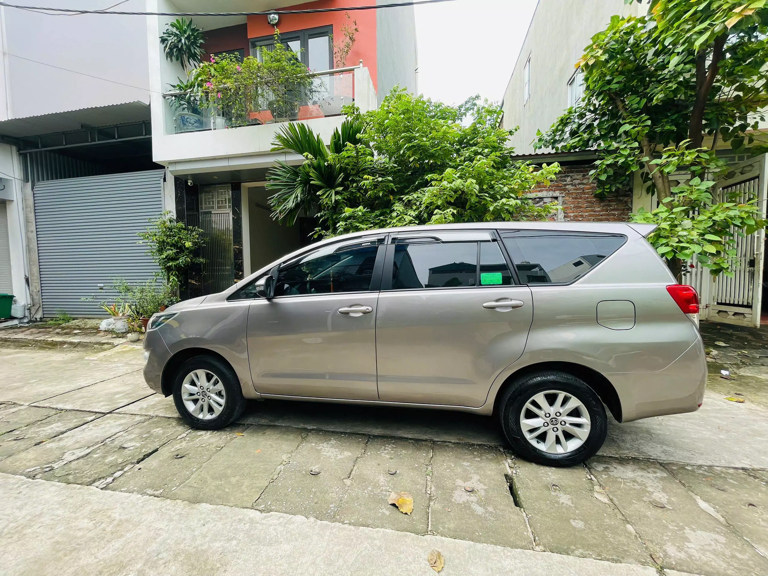 Gia đình tôi cần bán chiếc xe ô tô Toyota Innova 2.0E 2020-2