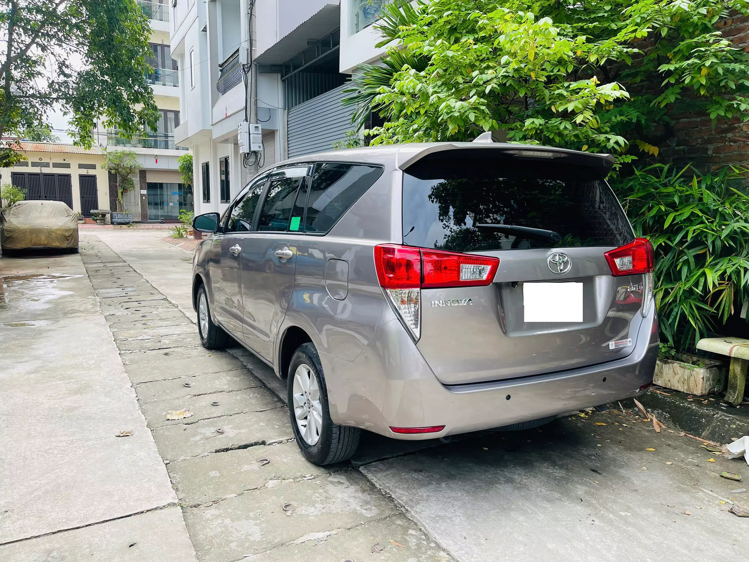 Gia đình tôi cần bán chiếc xe ô tô Toyota Innova 2.0E 2020-8