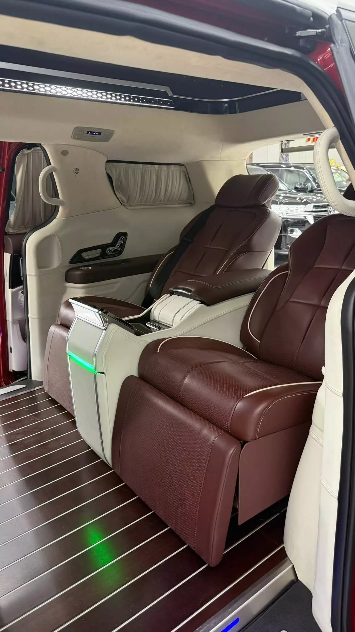 Bán KIA Canival Roya 04 chỗ siêu VIP, phiên bản giới hạn,sản xuất 2023-8