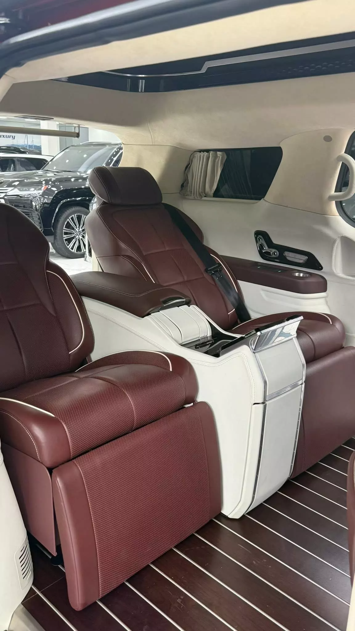 Bán KIA Canival Roya 04 chỗ siêu VIP, phiên bản giới hạn,sản xuất 2023-9