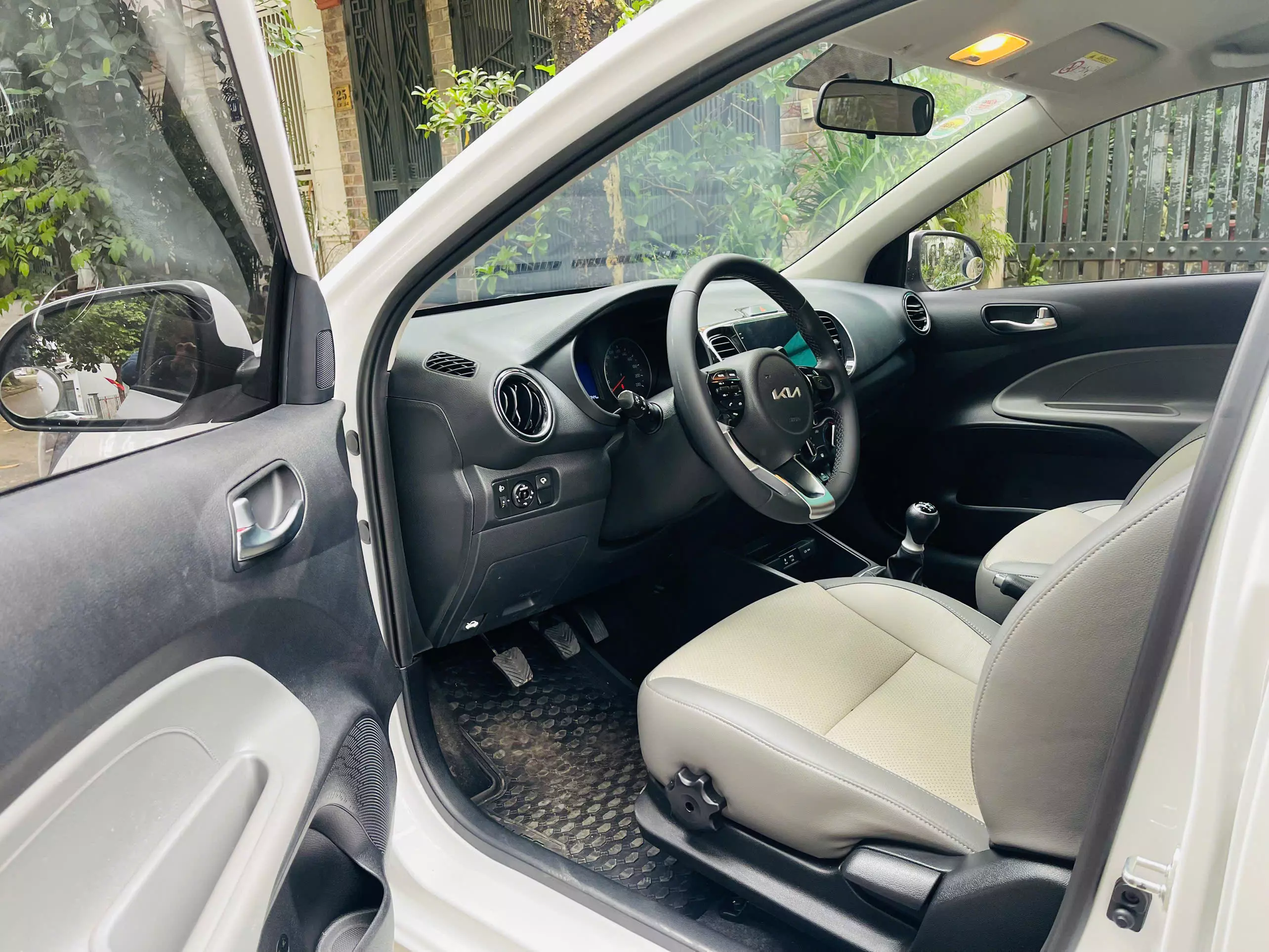 Tôi cần bán chiếc xe KIA SOLUTO 1.4MT Deluxe 2024 màu trắng.xe tên tư nhân chính chủ tôi sử dụng giữ gìn rất cẩn thận-3