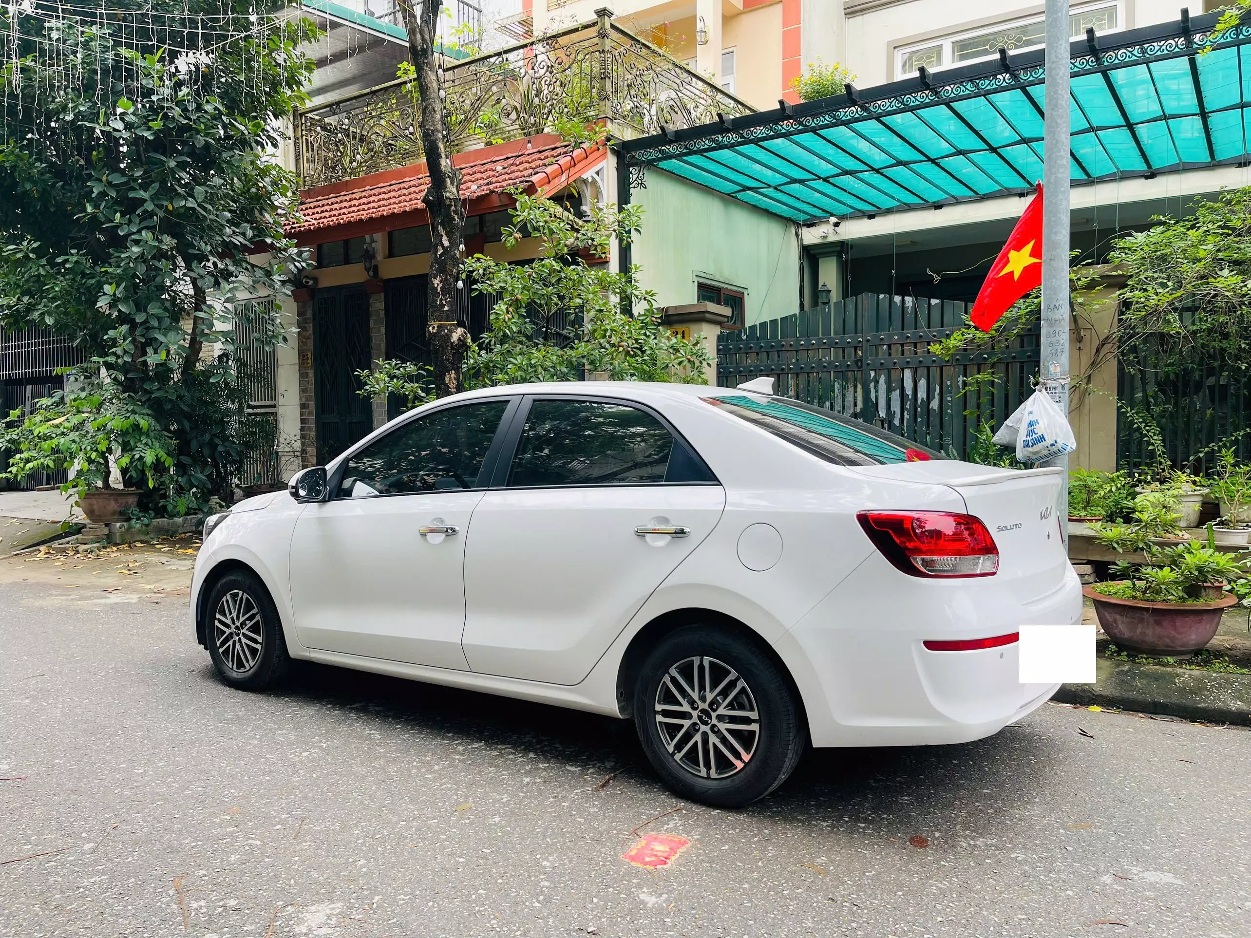 Tôi cần bán chiếc xe KIA SOLUTO 1.4MT Deluxe 2024 màu trắng.xe tên tư nhân chính chủ tôi sử dụng giữ gìn rất cẩn thận-4