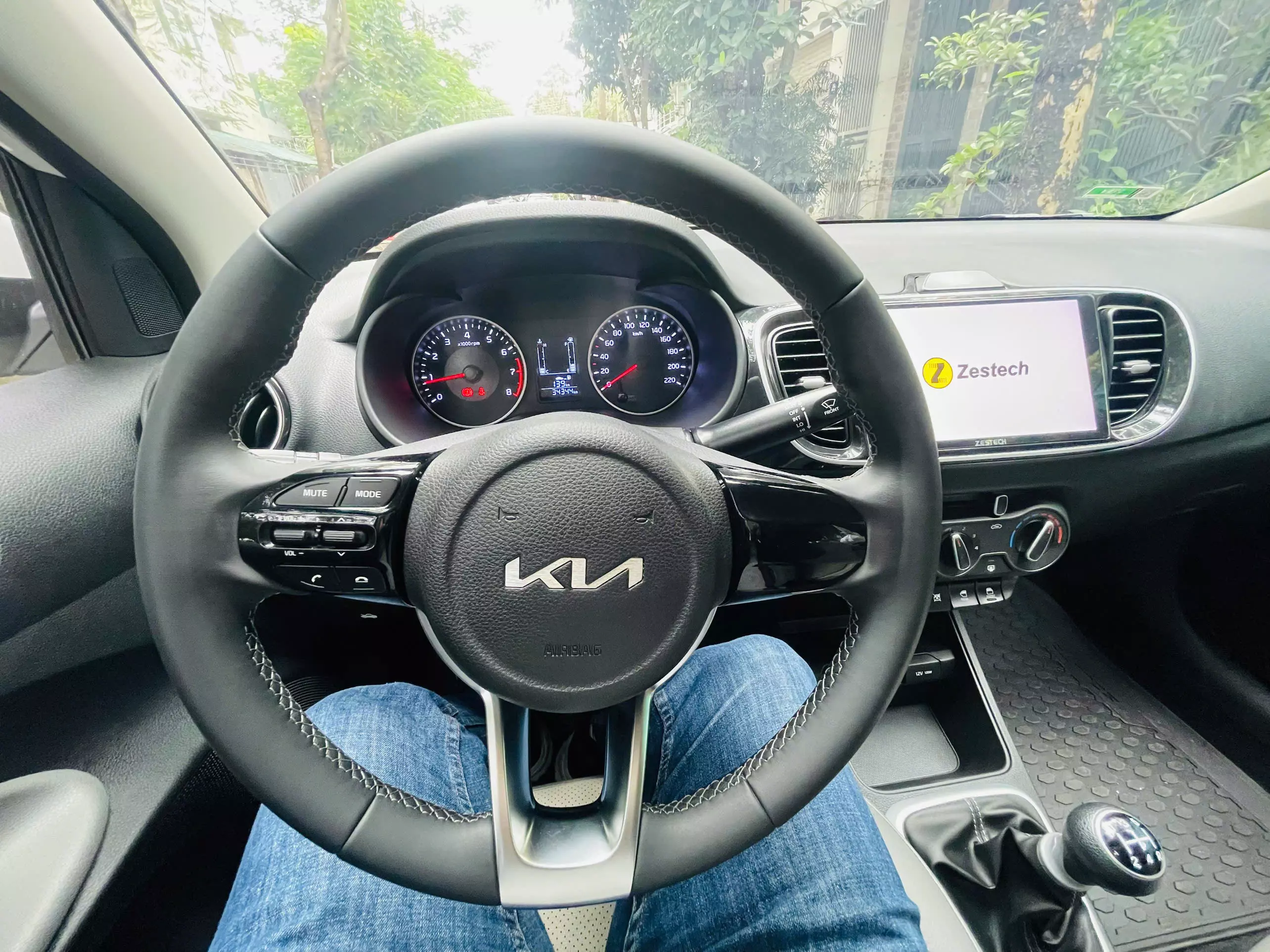 Tôi cần bán chiếc xe KIA SOLUTO 1.4MT Deluxe 2024 màu trắng.xe tên tư nhân chính chủ tôi sử dụng giữ gìn rất cẩn thận-5