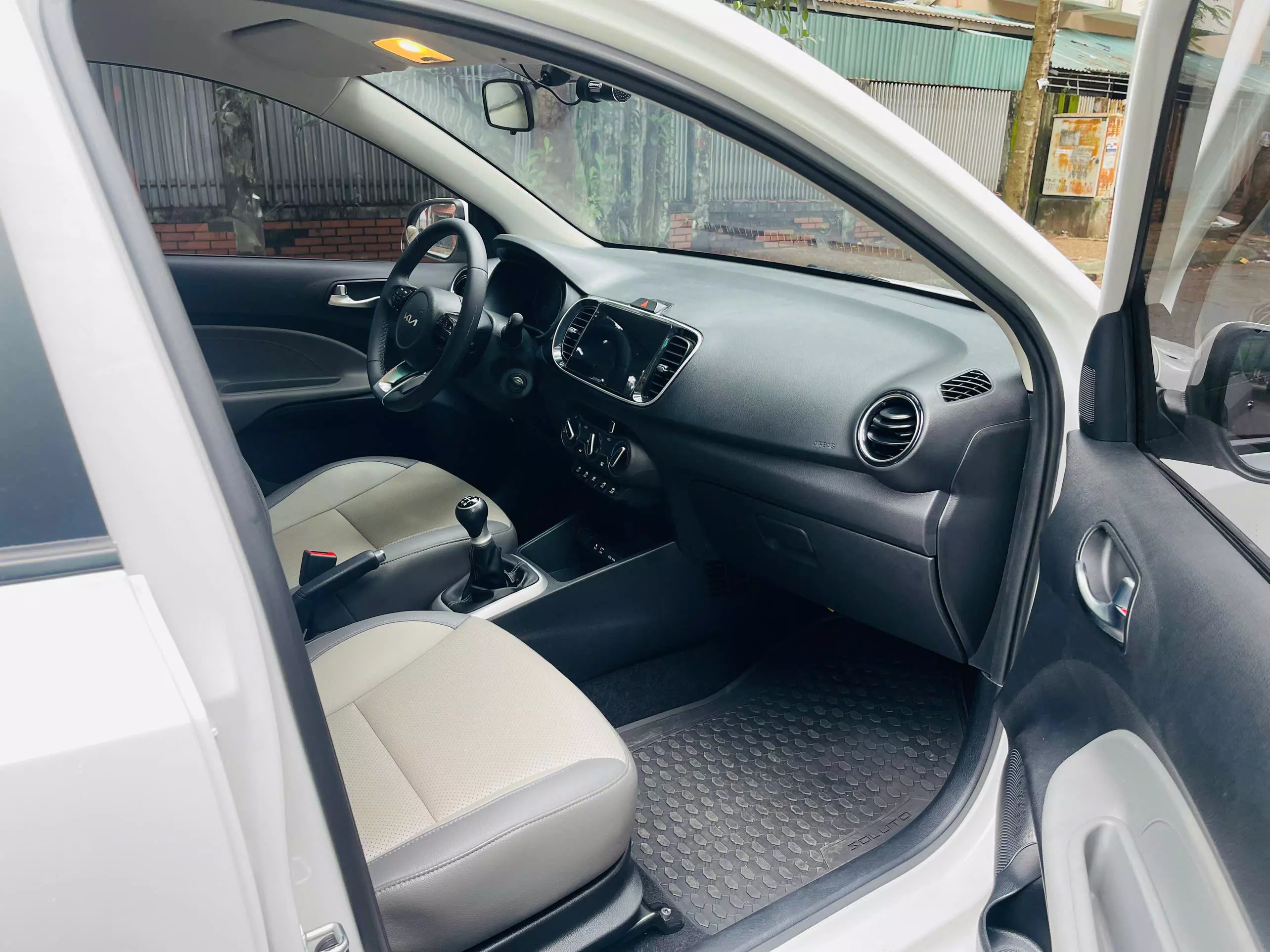 Tôi cần bán chiếc xe KIA SOLUTO 1.4MT Deluxe 2024 màu trắng.xe tên tư nhân chính chủ tôi sử dụng giữ gìn rất cẩn thận-6