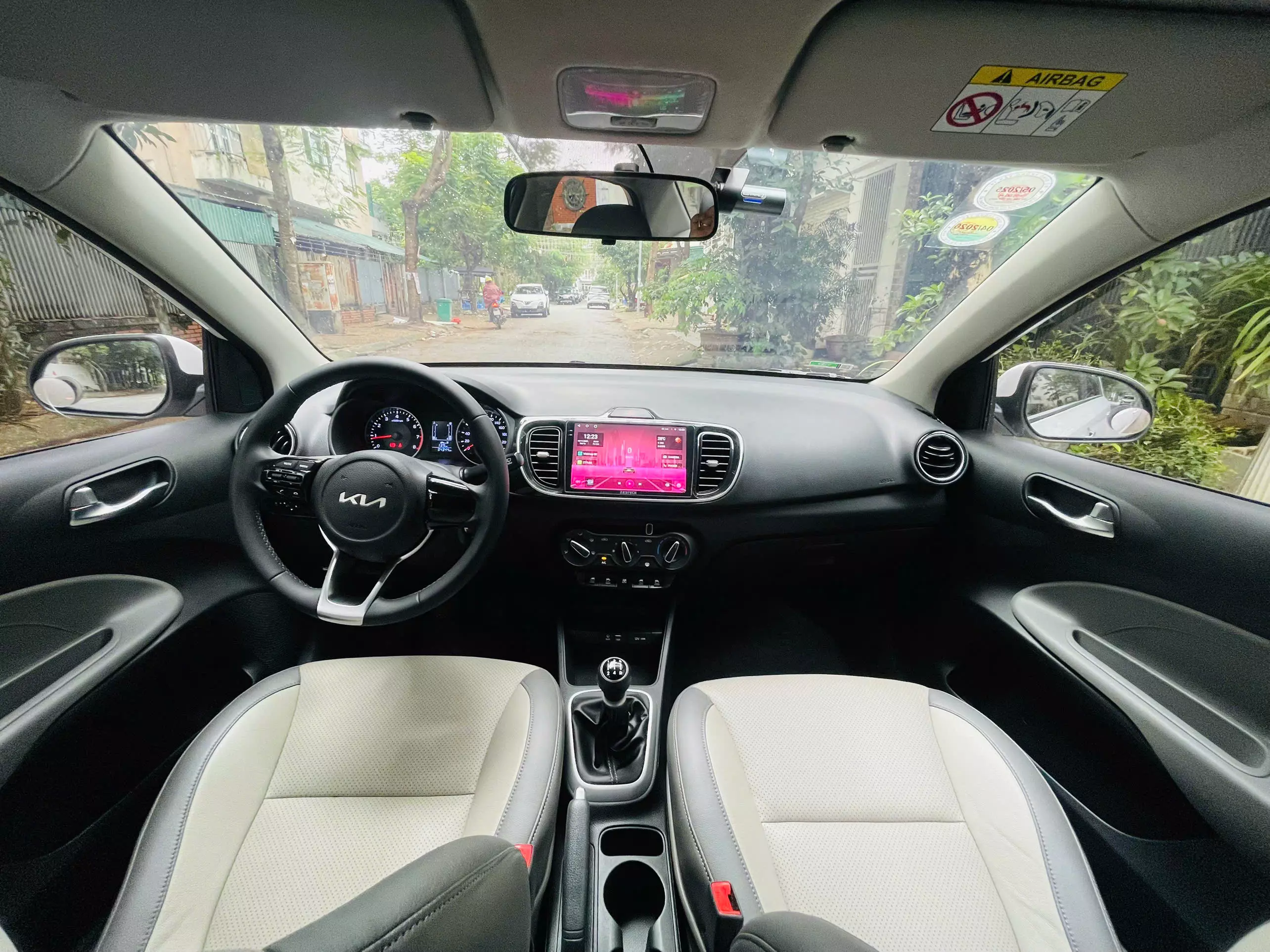 Tôi cần bán chiếc xe KIA SOLUTO 1.4MT Deluxe 2024 màu trắng.xe tên tư nhân chính chủ tôi sử dụng giữ gìn rất cẩn thận-8