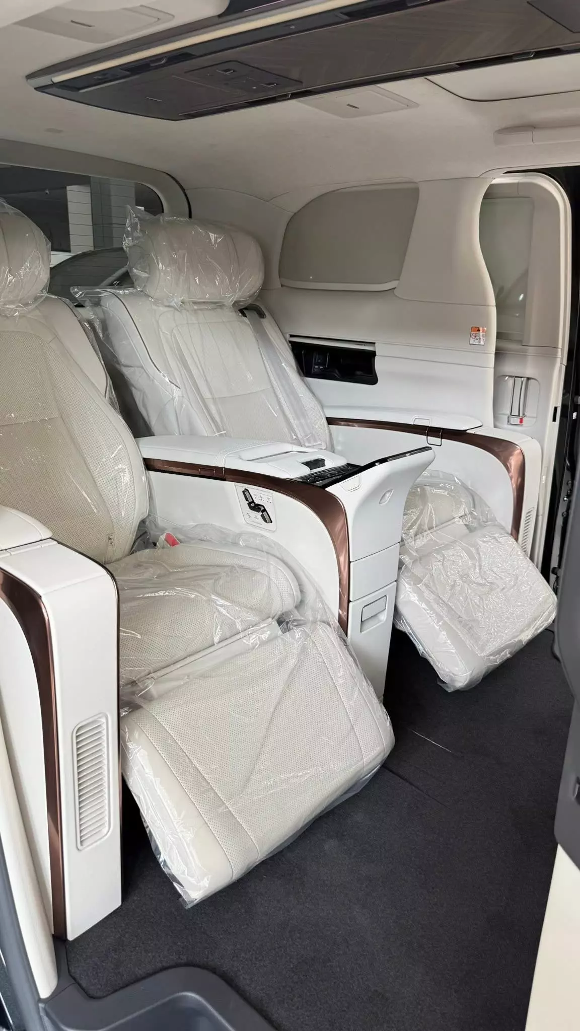 Giao ngay Lexus LM500h 4 chỗ VIP, sản xuất 2025, mới 100%.-4