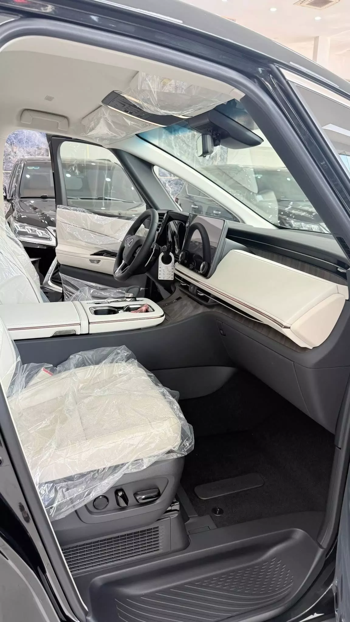 Giao ngay Lexus LM500h 4 chỗ VIP, sản xuất 2025, mới 100%.-5