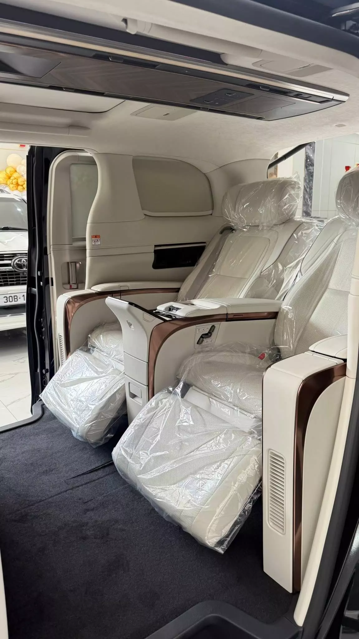 Giao ngay Lexus LM500h 4 chỗ VIP, sản xuất 2025, mới 100%.-7