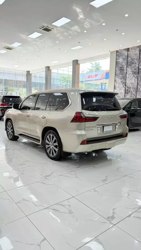 Bán Lexus LX570 sản xuất 2016, màu vàng cát cực đẹp.-3