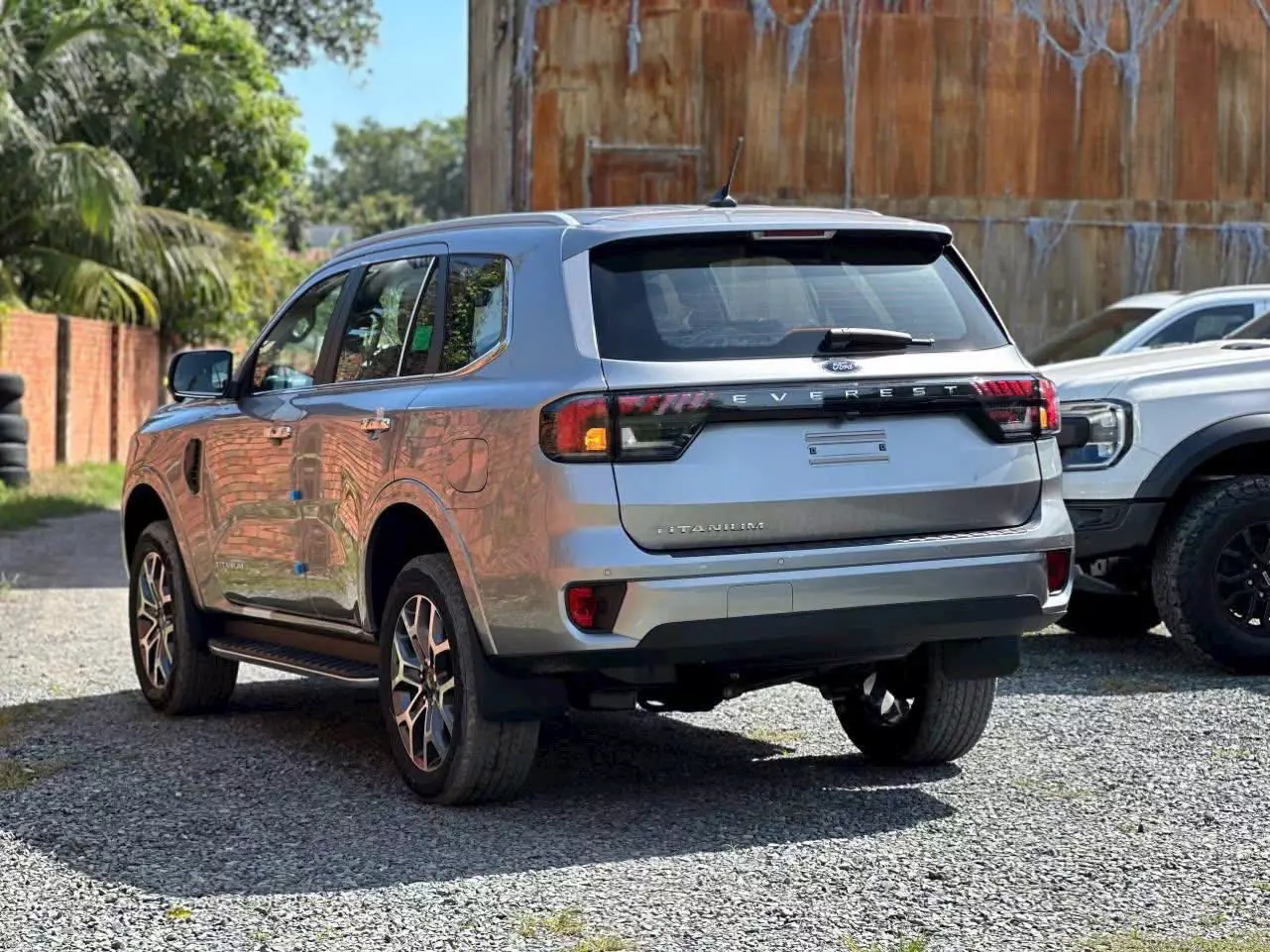  EVEREST TITANIUM 4x2-2