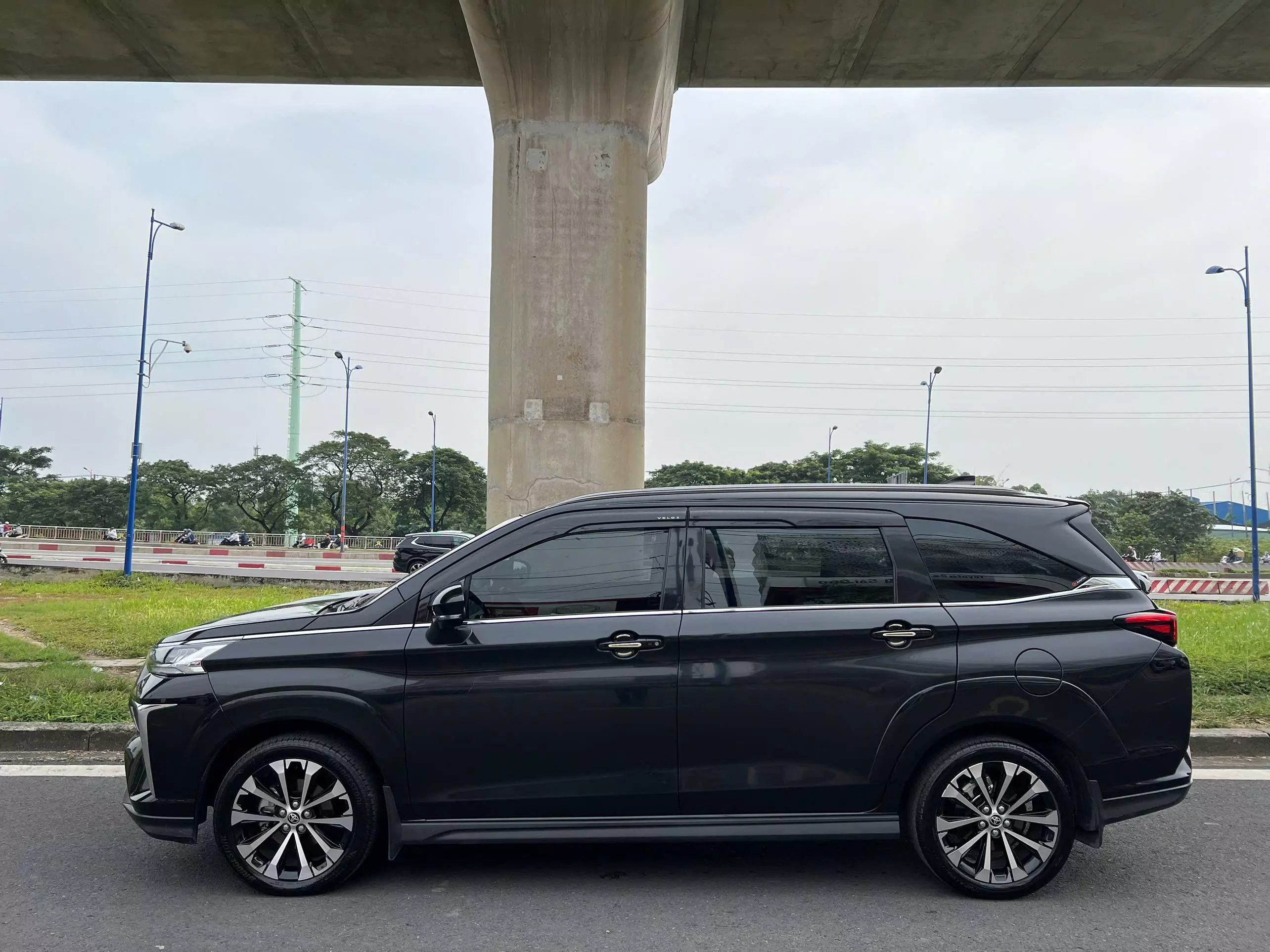 Cần bán Toyota Veloz Cross Veloz top 2024, màu đen-3