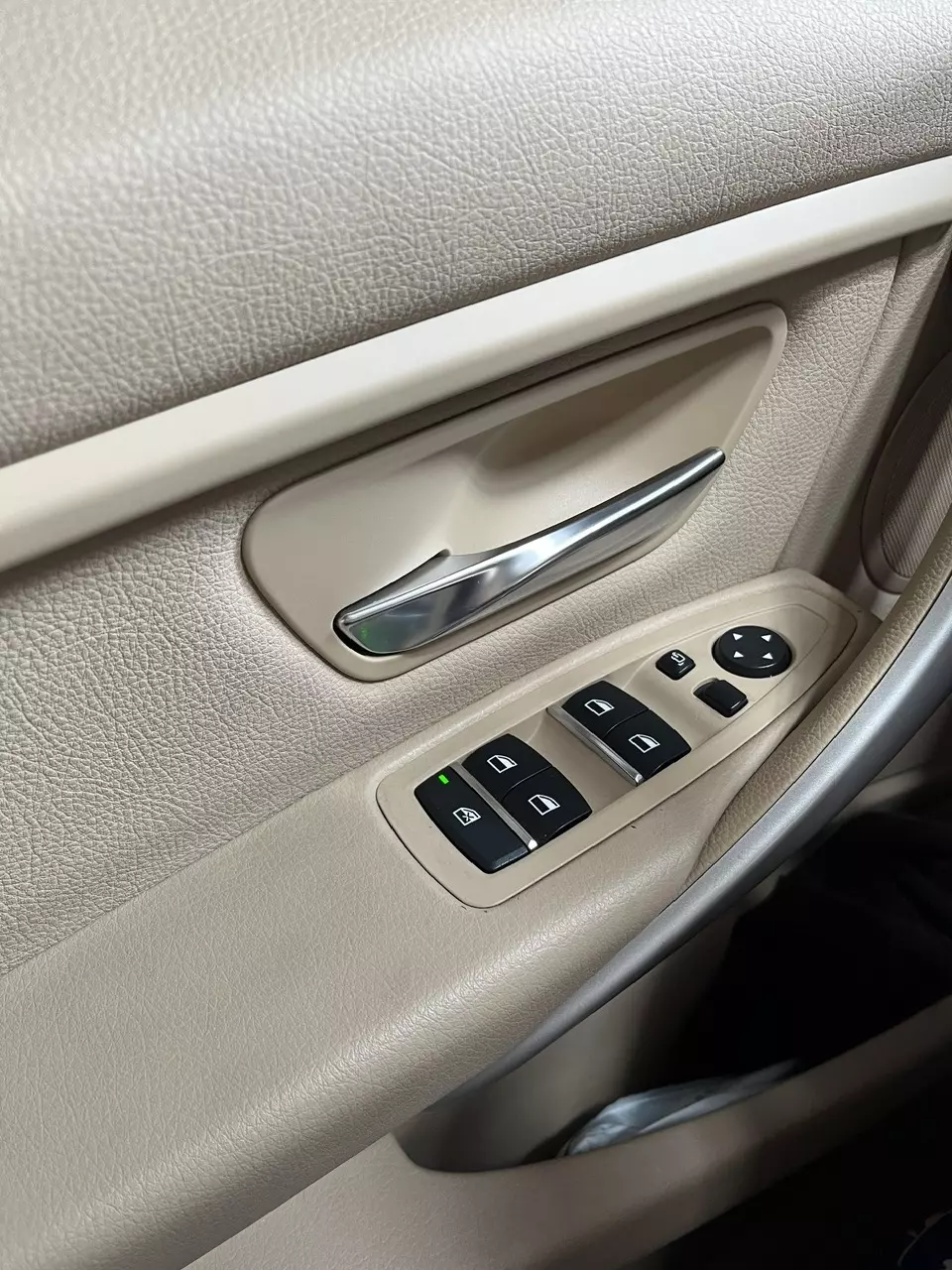 Cần bán BMW 320i 2016 đăng ký 2017-2