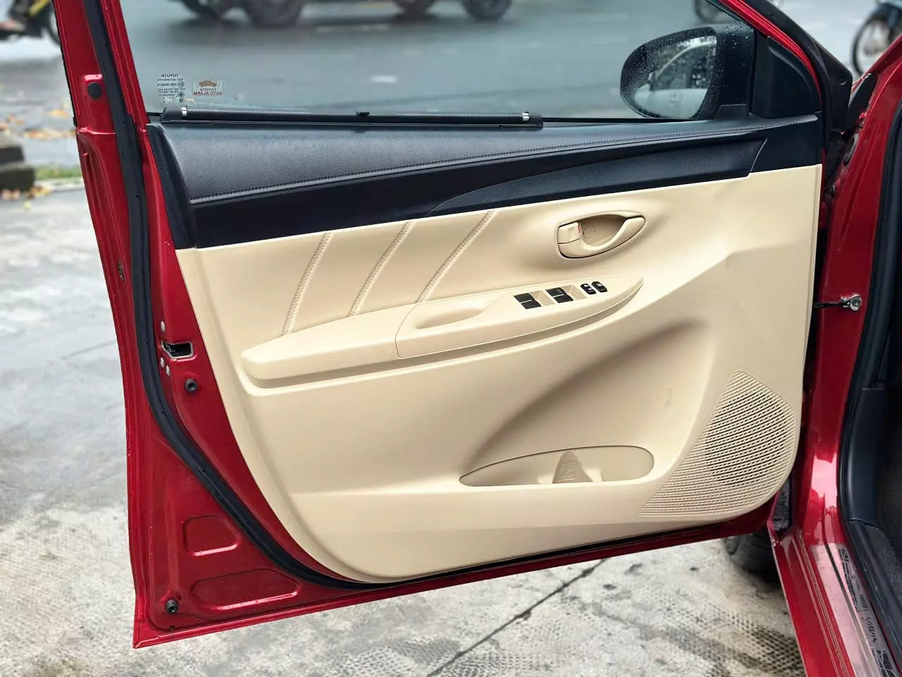 Cần bán Toyota Yaris 1.3E 2015, màu đỏ, nhập khẩu chính hãng, giá 350tr-2