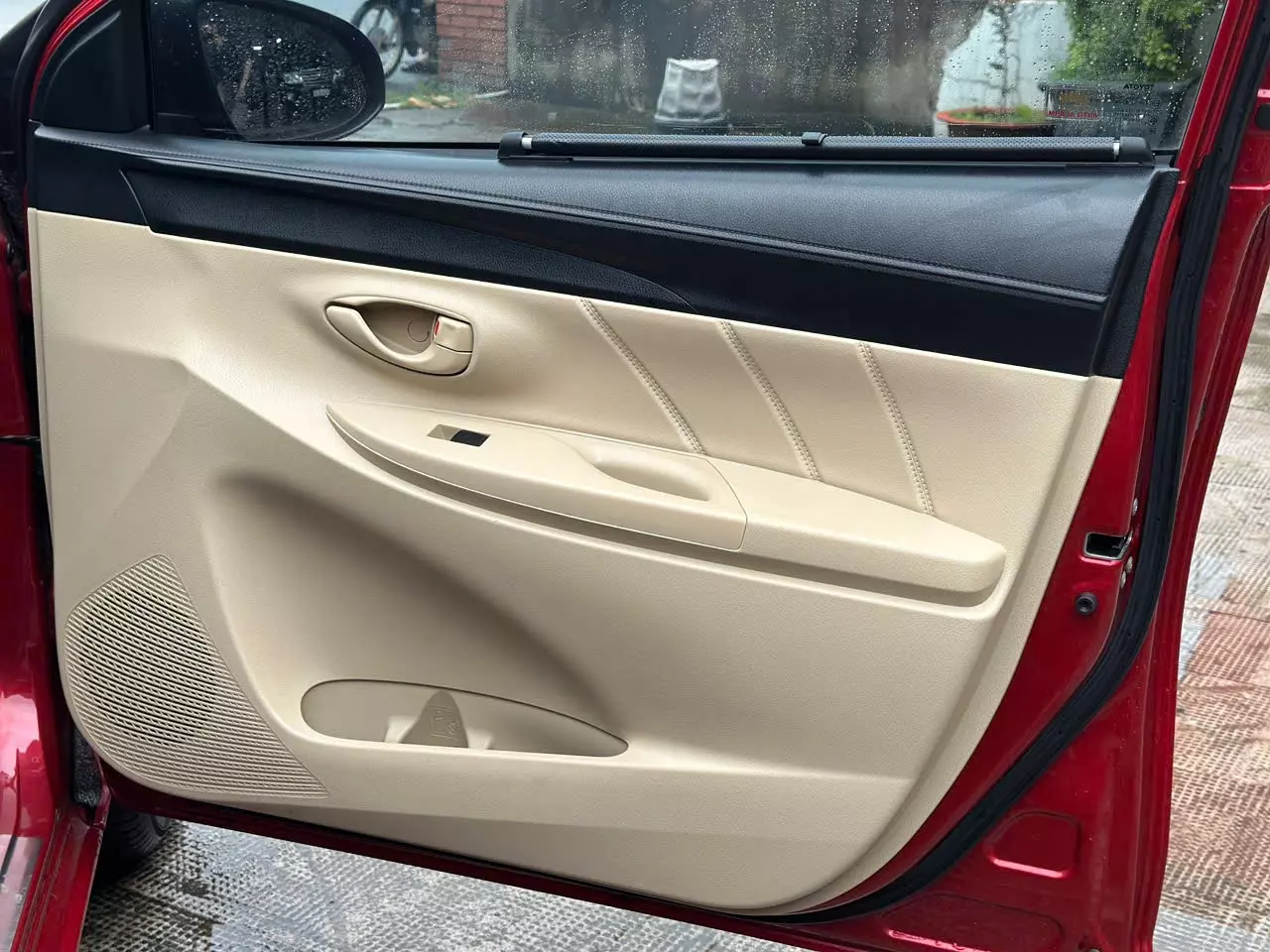 Cần bán Toyota Yaris 1.3E 2015, màu đỏ, nhập khẩu chính hãng, giá 350tr-4