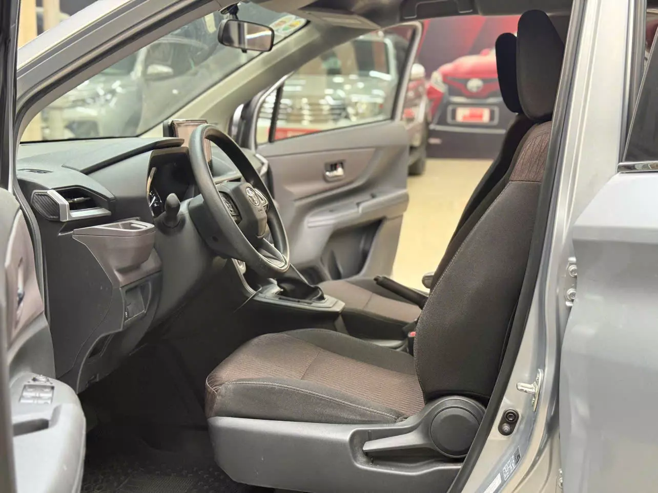 Toyota Avanza 1.5AT 2024-5