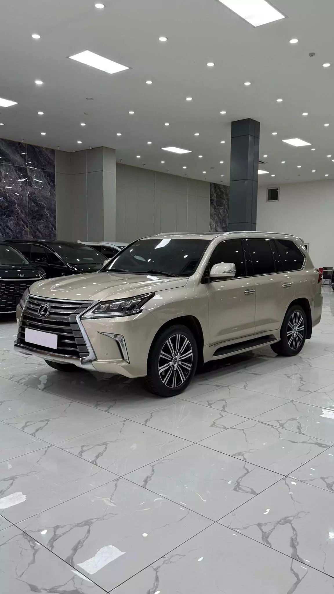 Bán Lexus LX570 màu vàng cát, sản xuất 2018. Xe siêu mới.-1