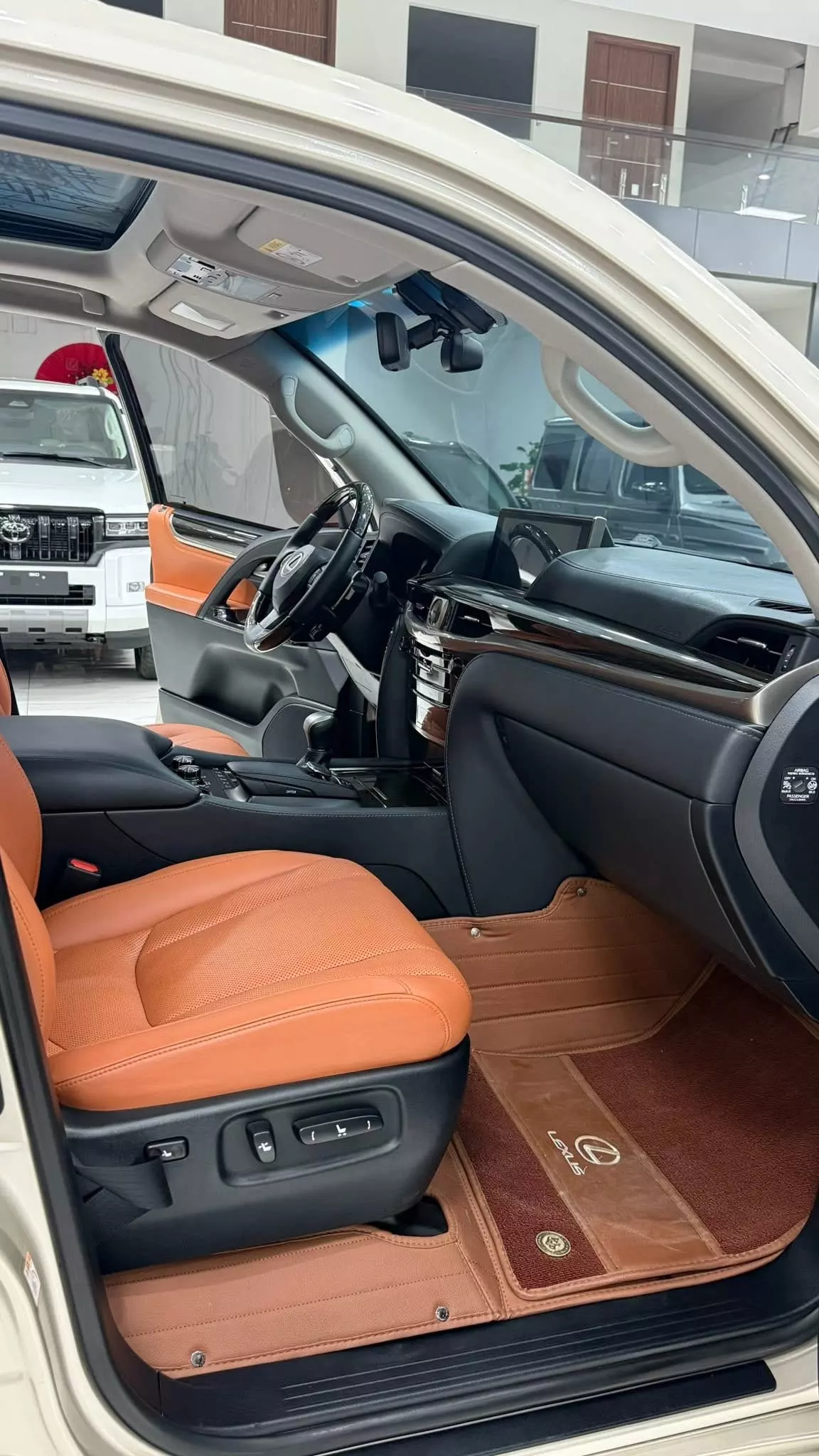 Bán Lexus LX570 màu vàng cát, sản xuất 2018. Xe siêu mới.-9