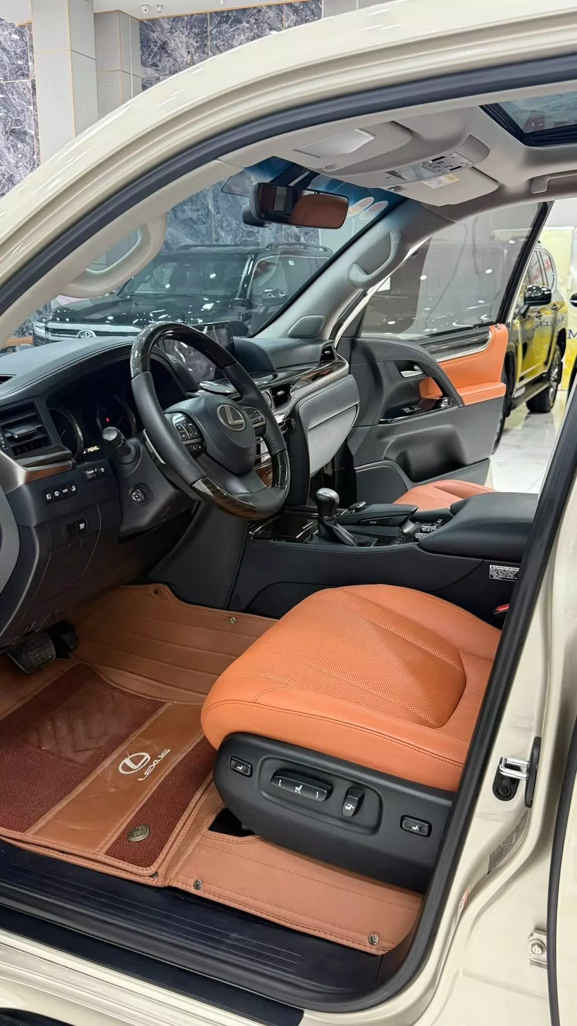 Bán Lexus LX570 màu vàng cát, sản xuất 2018. Xe siêu mới.-8