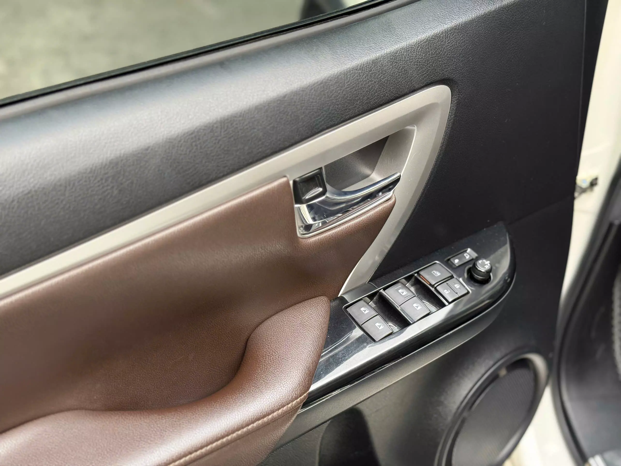 Toyota Fortuner 2.7V AT 2017-6