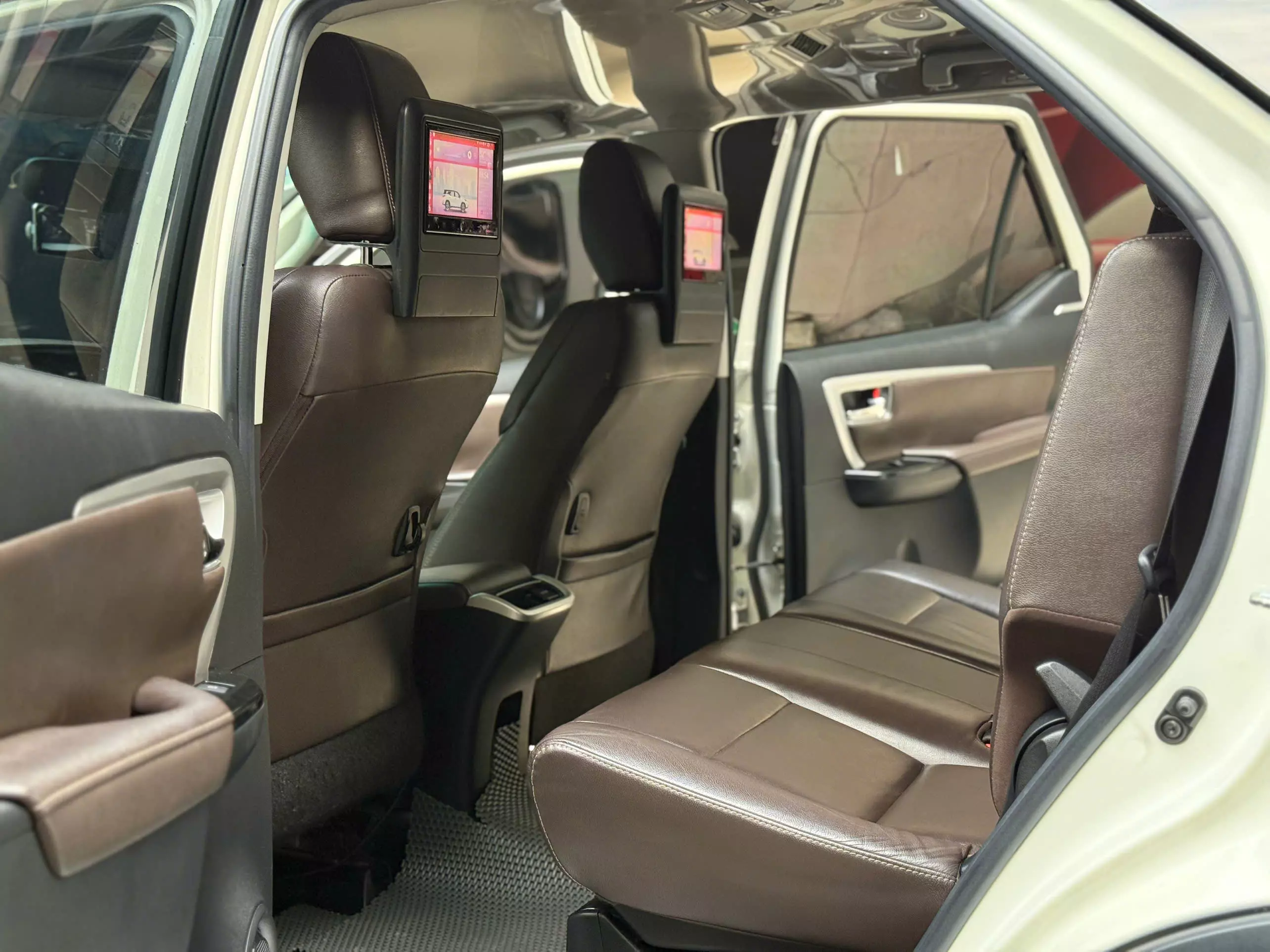 Toyota Fortuner 2.7V AT 2017-8