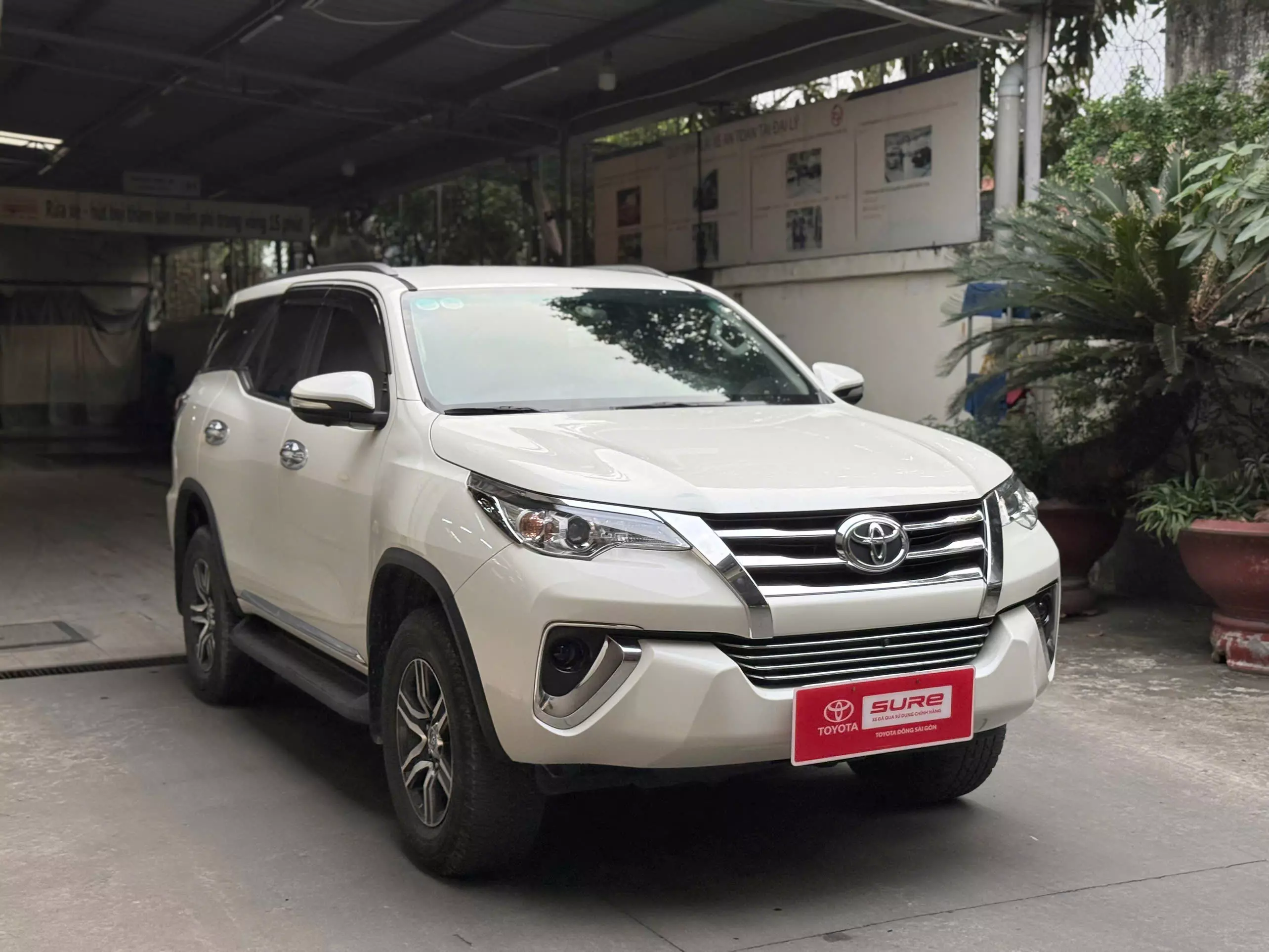 Toyota Fortuner 2.7V AT 2017-13