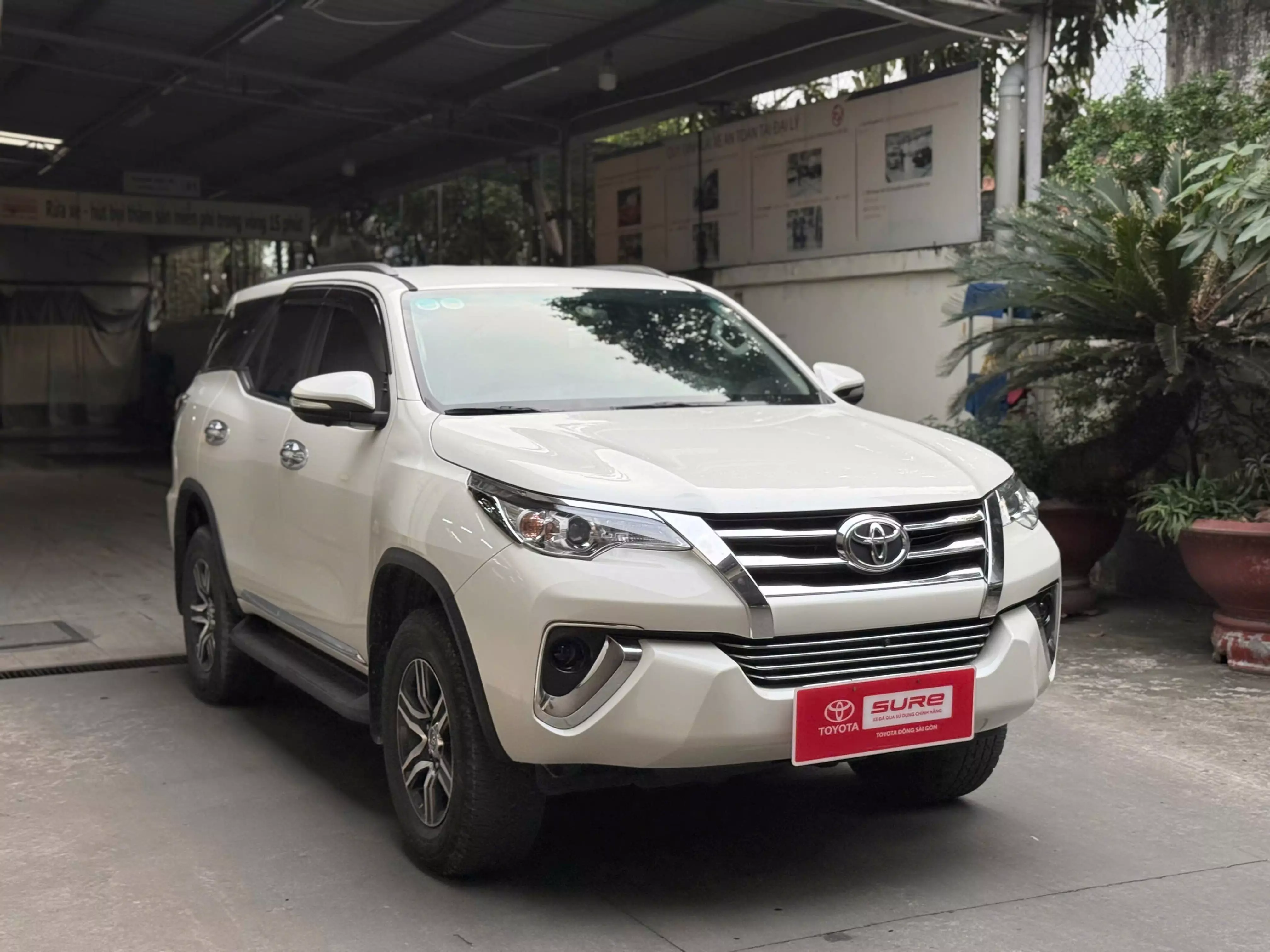 Cần bán xe Toyota Fortuner 2.7V AT 2017, màu trắng, giá 685tr-0