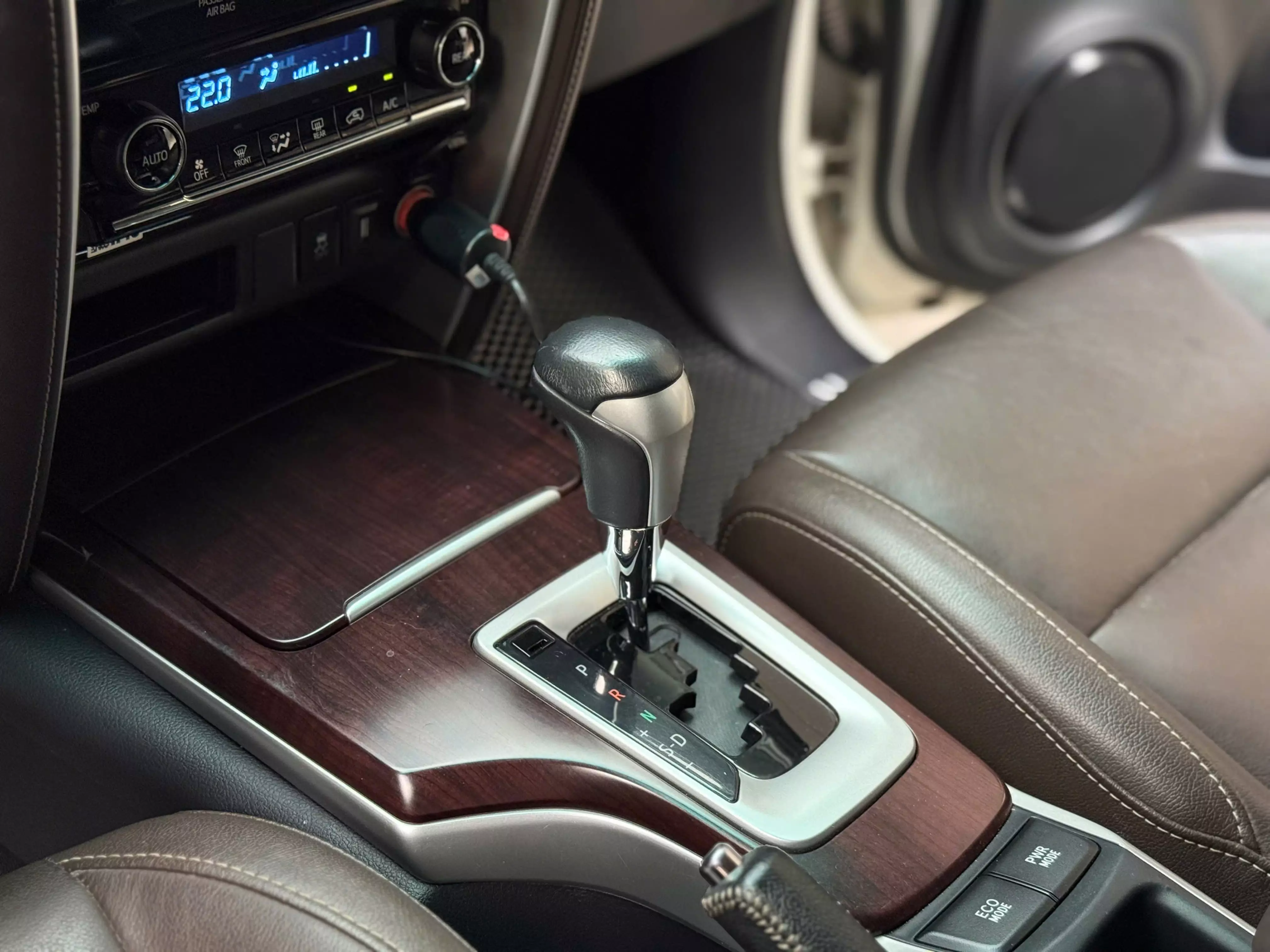 Cần bán xe Toyota Fortuner 2.7V AT 2017, màu trắng, giá 685tr-1