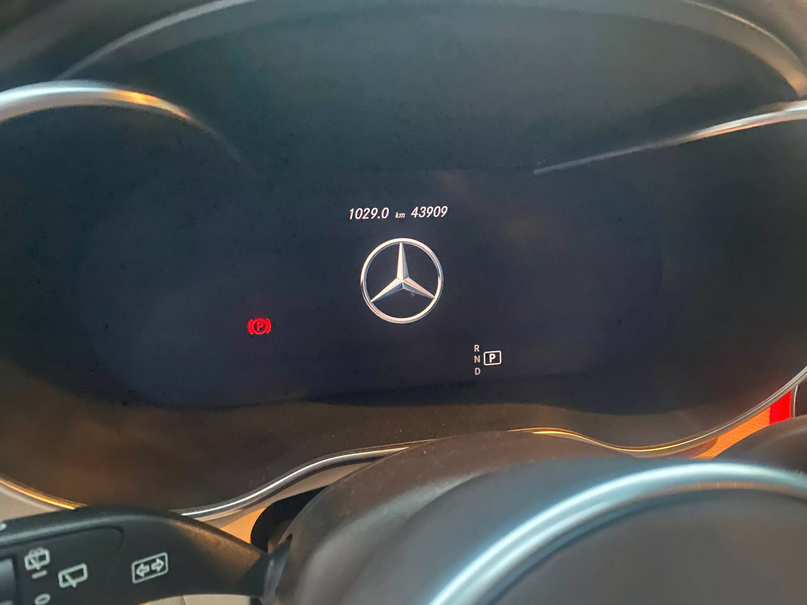 E cần bán xe GLC 300 2021 đen nội thất kem-0