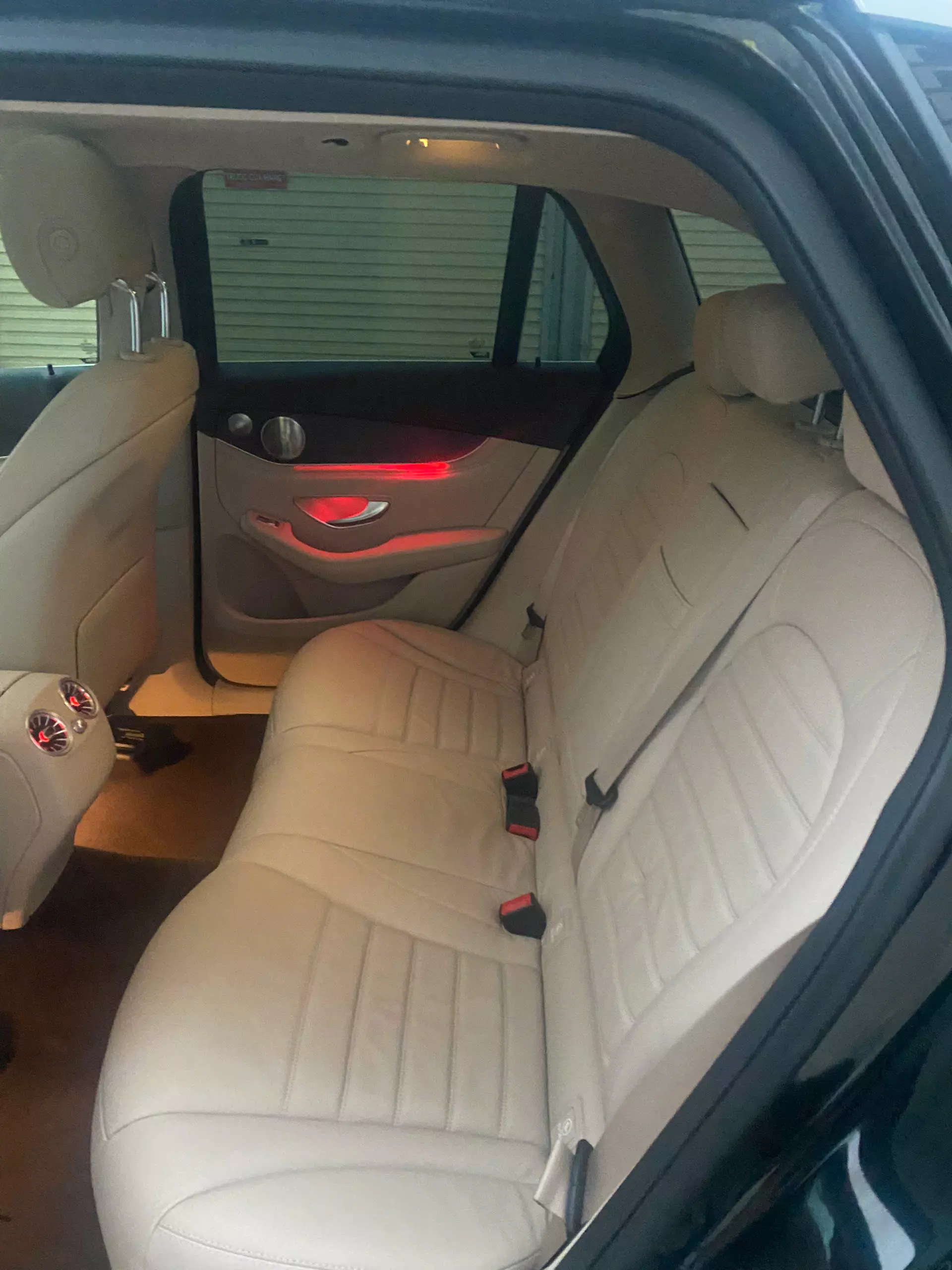 E cần bán xe GLC 300 2021 đen nội thất kem-1